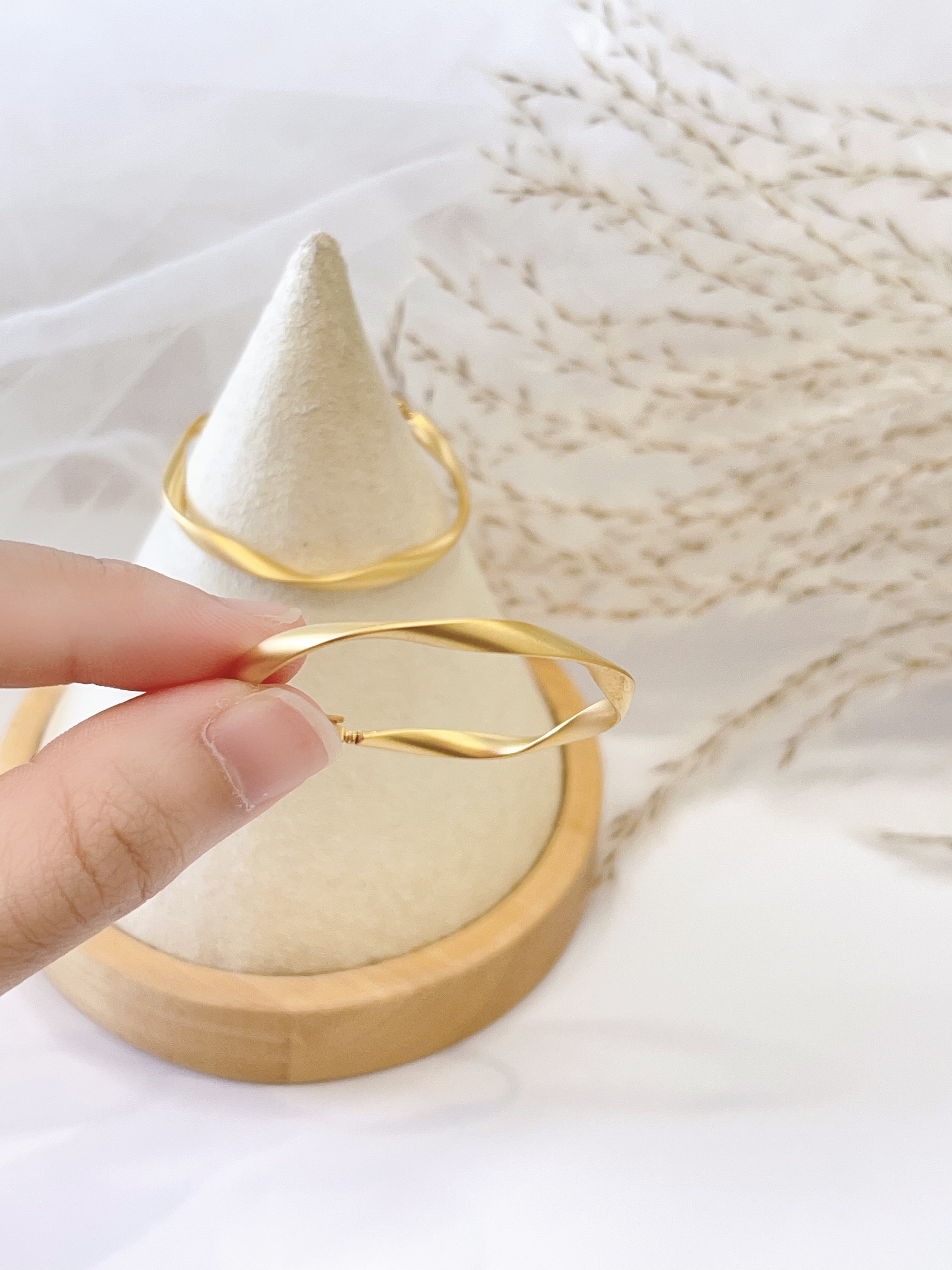 轻奢磨砂波浪形耳环