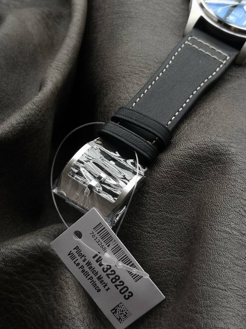 V7厂马克20，系行业同款唯一敢于呈现真假对比评测的版本，修正市面现有版本不足，其结构以及细节均按原装逐一复制，拆解后与原装完美保持一致，真正完美克隆。 V7厂顶级表壳延续马克18腕表的40mm精钢表壳制作工艺，取消了软铁罩，厚度由原来的11MM微减至10.83MM，表冠仍然采用旋入式，外表耳比原来稍宽与纵向间距由原先 51.2MM减小至49.2MM，佩戴感更舒适。表圈采用镜面抛光处理以凸显立体感。其直径，厚度，弧度包括底盖边缘线条细节也不放过100%温和原装，边角打磨亦十分到位。密底设计又给腕表完美度加分，V7底盖拉丝完美还原，各角度均无死角。