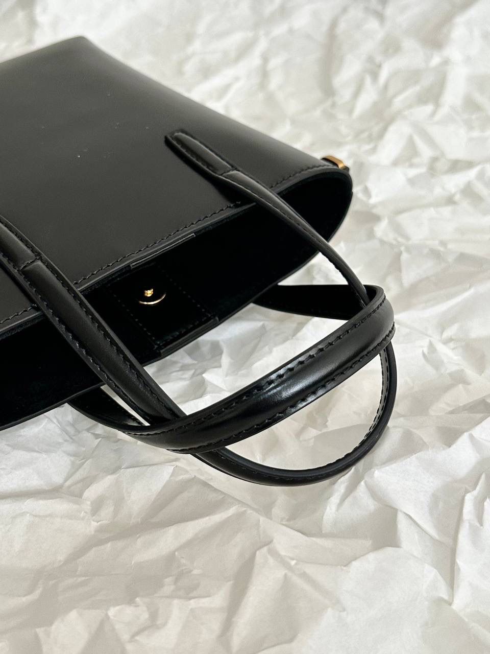 ys1 mini tote平纹🖤 这只包在mini包中一定有它的一席之地 第一，它包身够小够可爱 第二，它容量够大够能装 第三，它鳄鱼纹压纹够抗造 就冲这三点，几乎没有哪个小可爱能打得过它 小手提➕可拆卸肩带的设计在实背性上也更出挑 没有槽点的小可爱，我超爱！！ 必须zp开发的啦，相似度看对比图！ 质量就请放心的交给我们哈！ 平纹：18×17×8cm773995m