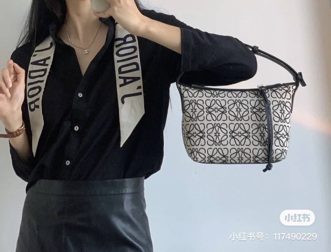 * 𝘊𝘶𝘣𝘪 𝘈𝘯𝘢𝘨𝘳𝘢𝘮 提花布手袋✌️ 小号尺寸:21-12-17cm（顶部宽处25cm） 编码:652104黑白/布 包包面料挺括度适中，没有固定形状 ，背上出门慵懒氛围感十足😘，肩带可以调节，伸缩至腋下背，单肩，手拎皆可