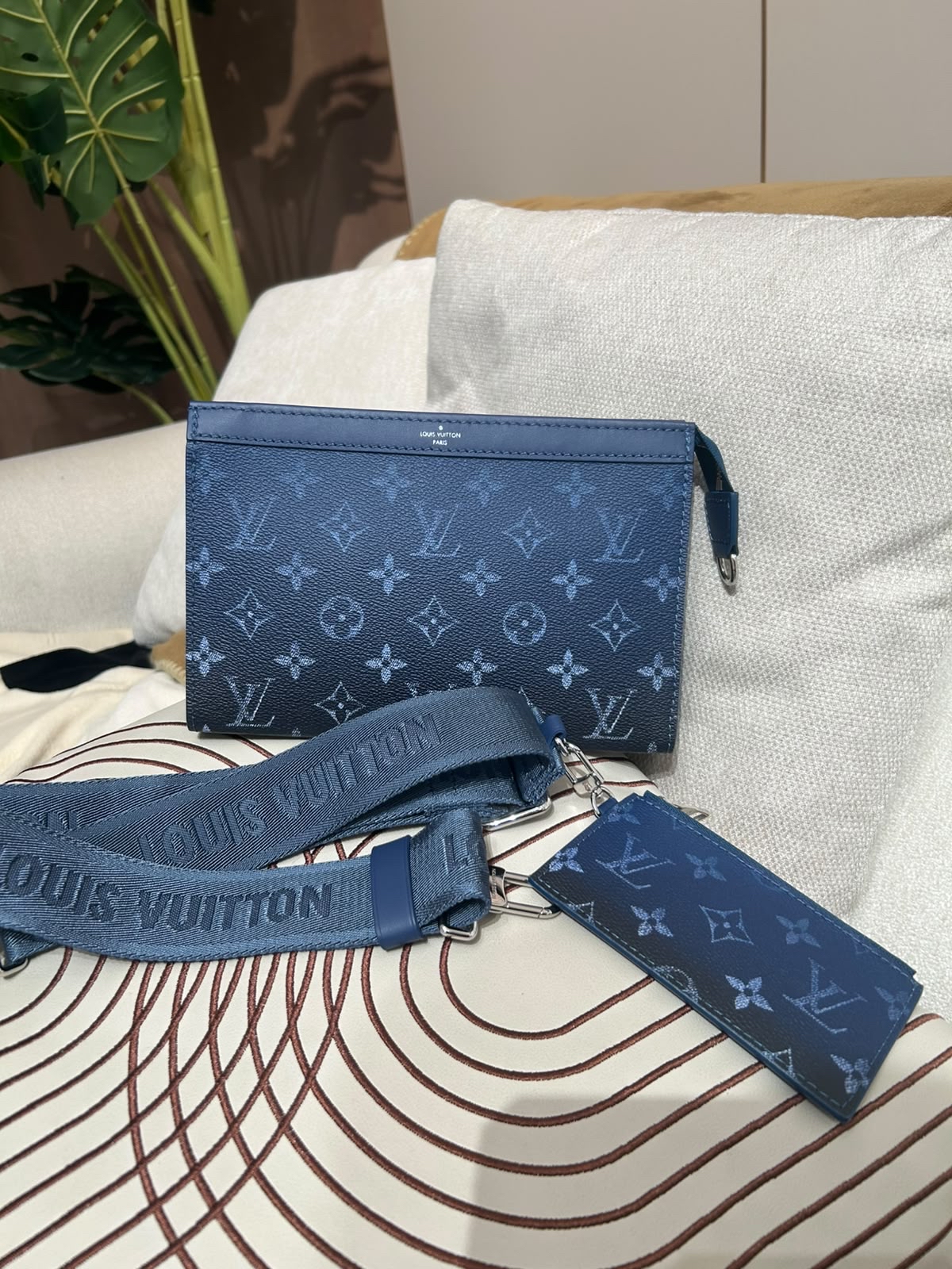 Louis Vuitton Gaston Wearable Wallet LV 漸層藍色 M11544 100%Authentic ,unused  ✅塵袋✅strap✅box