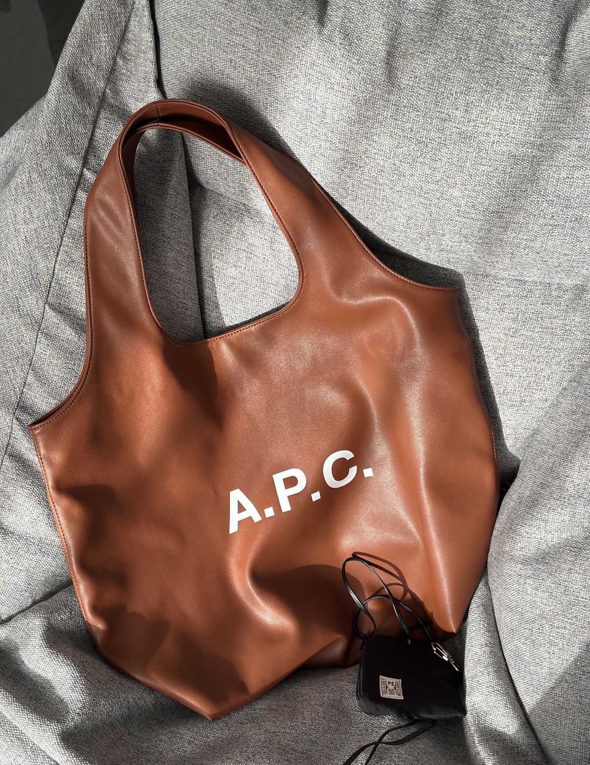 現貨 ❤️超實用APC TOTE (large size ) Size 45 x 35.5 x 14 CM 上身超級有鬆弛感😍  