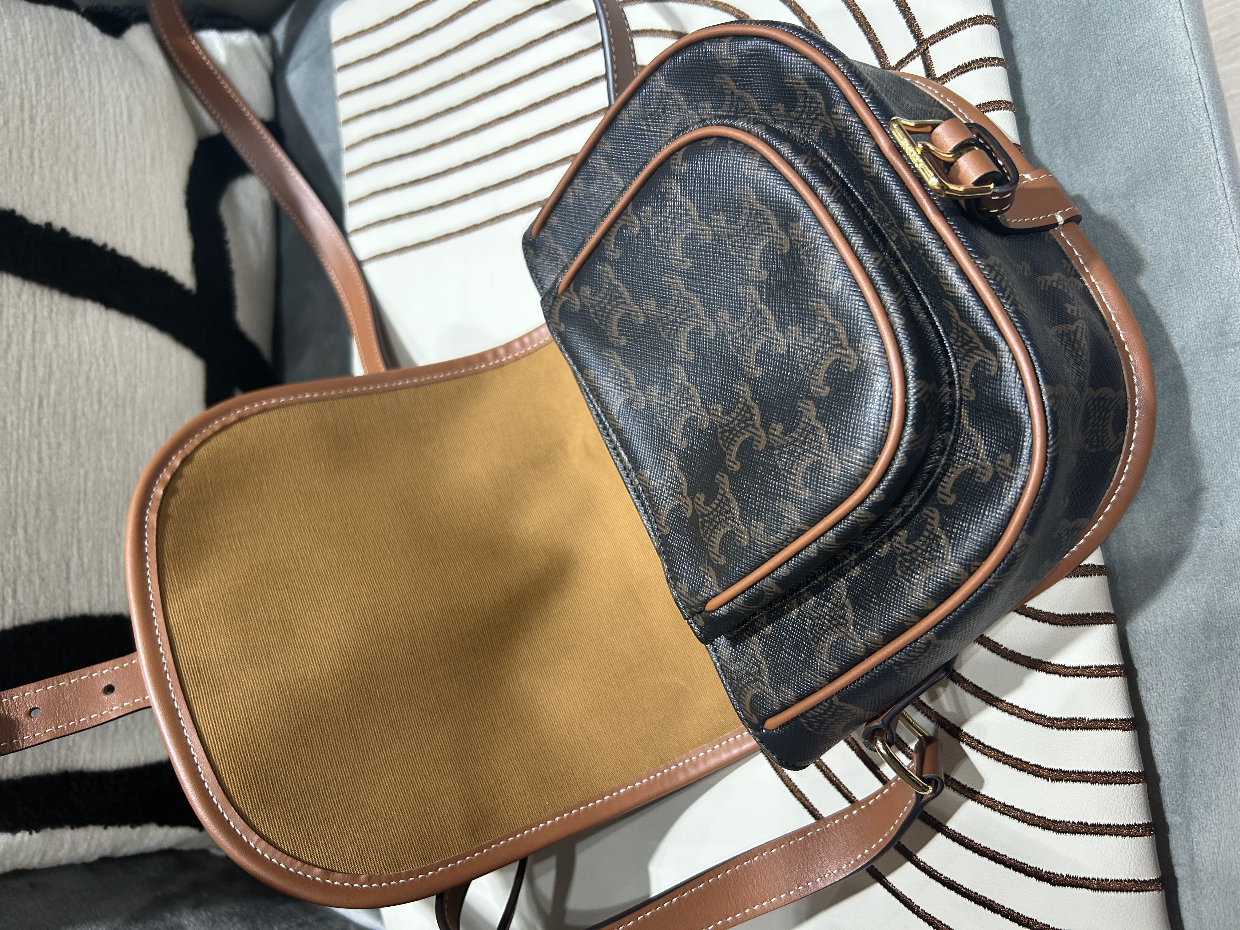 Celine folco medium triomphe bag  100%Authentic,99% new  ✅dust bag✅booklet
