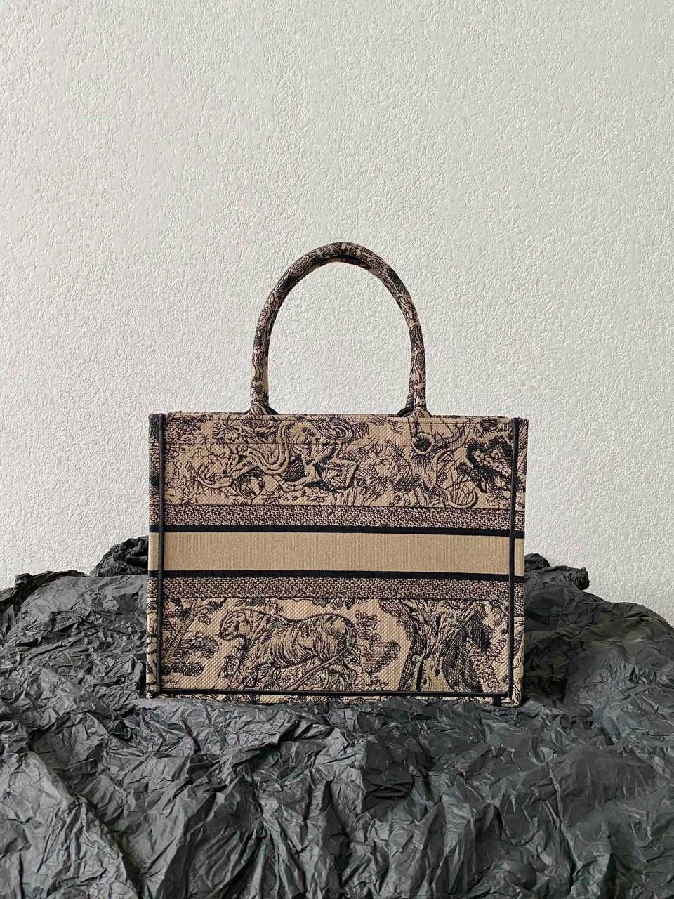 🈶浅咖中号 𝗖𝗗 𝗕𝗼𝗼𝗸 𝘁𝗼𝘁𝗲购物袋"丛林老虎" 老虎系列不断推出新的颜色 不得不说冬季的浅咖色系非常好看 温温柔柔，有种复古的法式浪漫风阿💐✨ 36.5×28×17.5cm