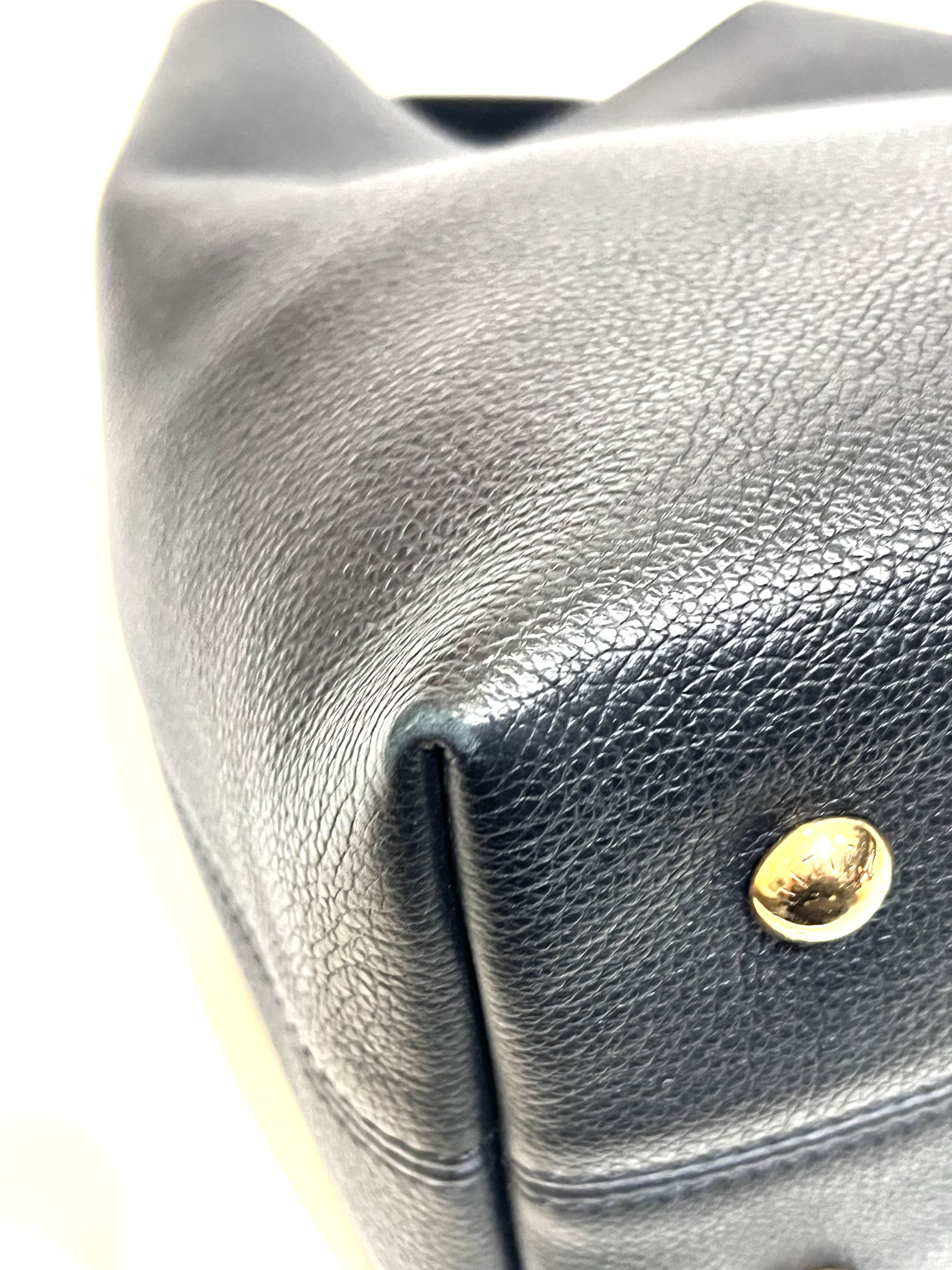 Pre-Owned Louis Vuitton Low Key Hobo MM / Product Code: 26041119