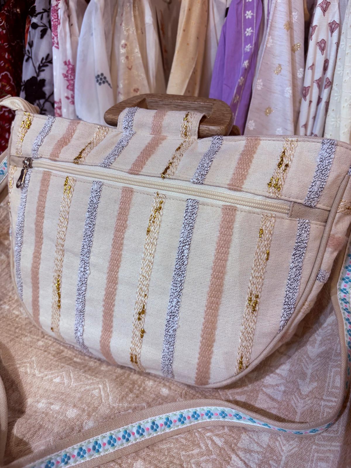 印度製造 - 半月型粉色全珠仔刺繡木手挽袋