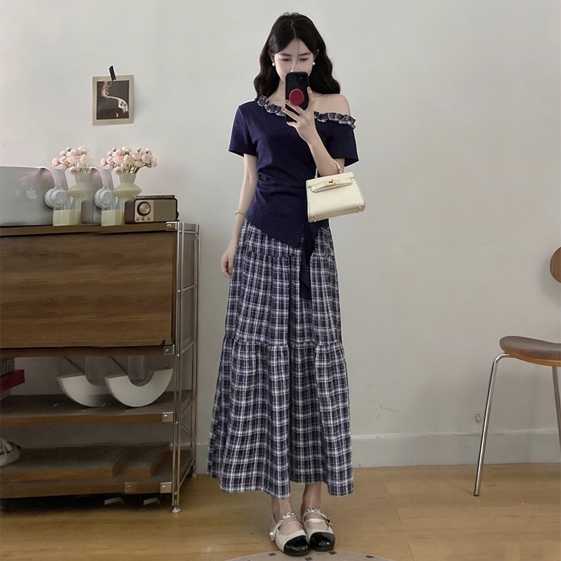 B263(7200) 韩版气质温柔风斜领格纹木耳边上衣与格纹蛋糕长裙蓝套装