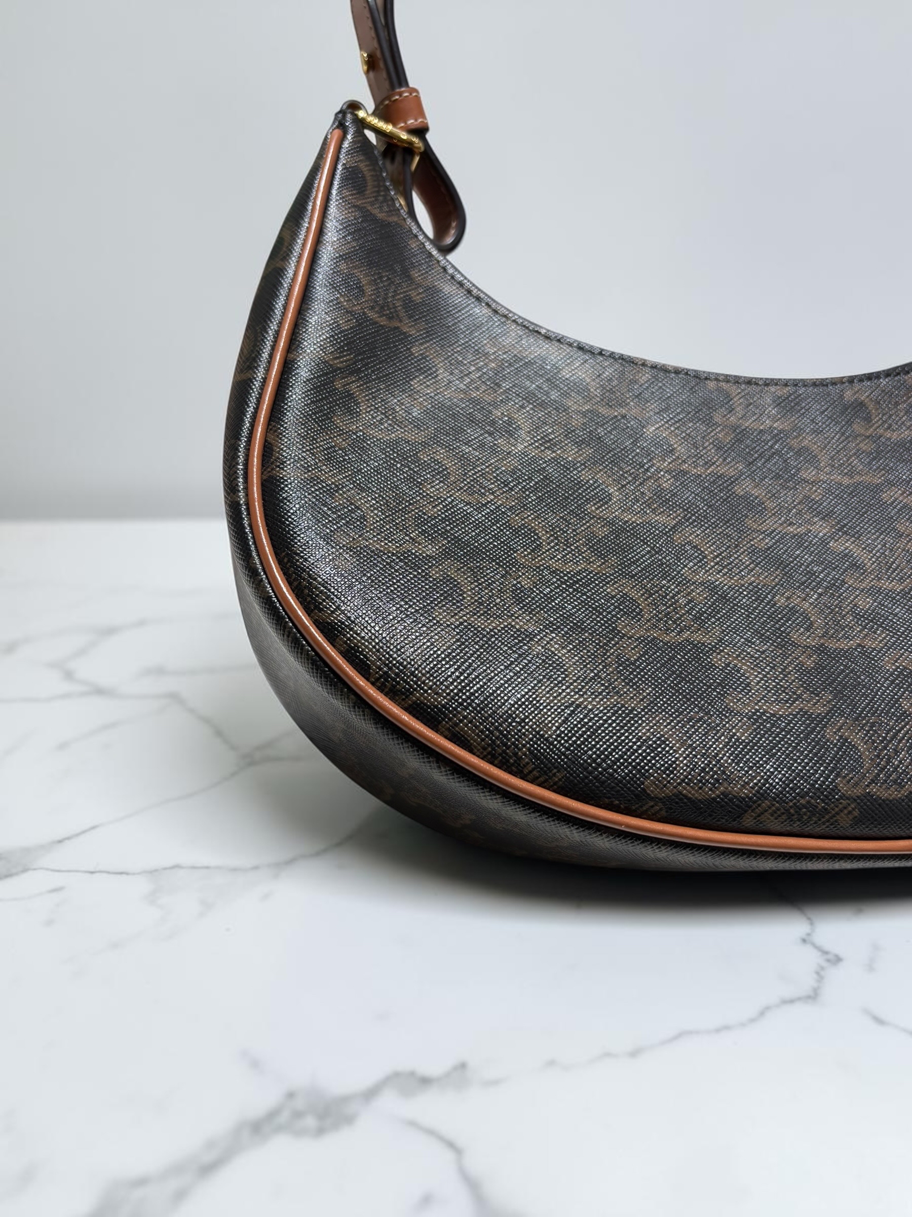 Celine Ava medium hobo bag 100%Authentic, 98%new ✅收據✅dust bag 