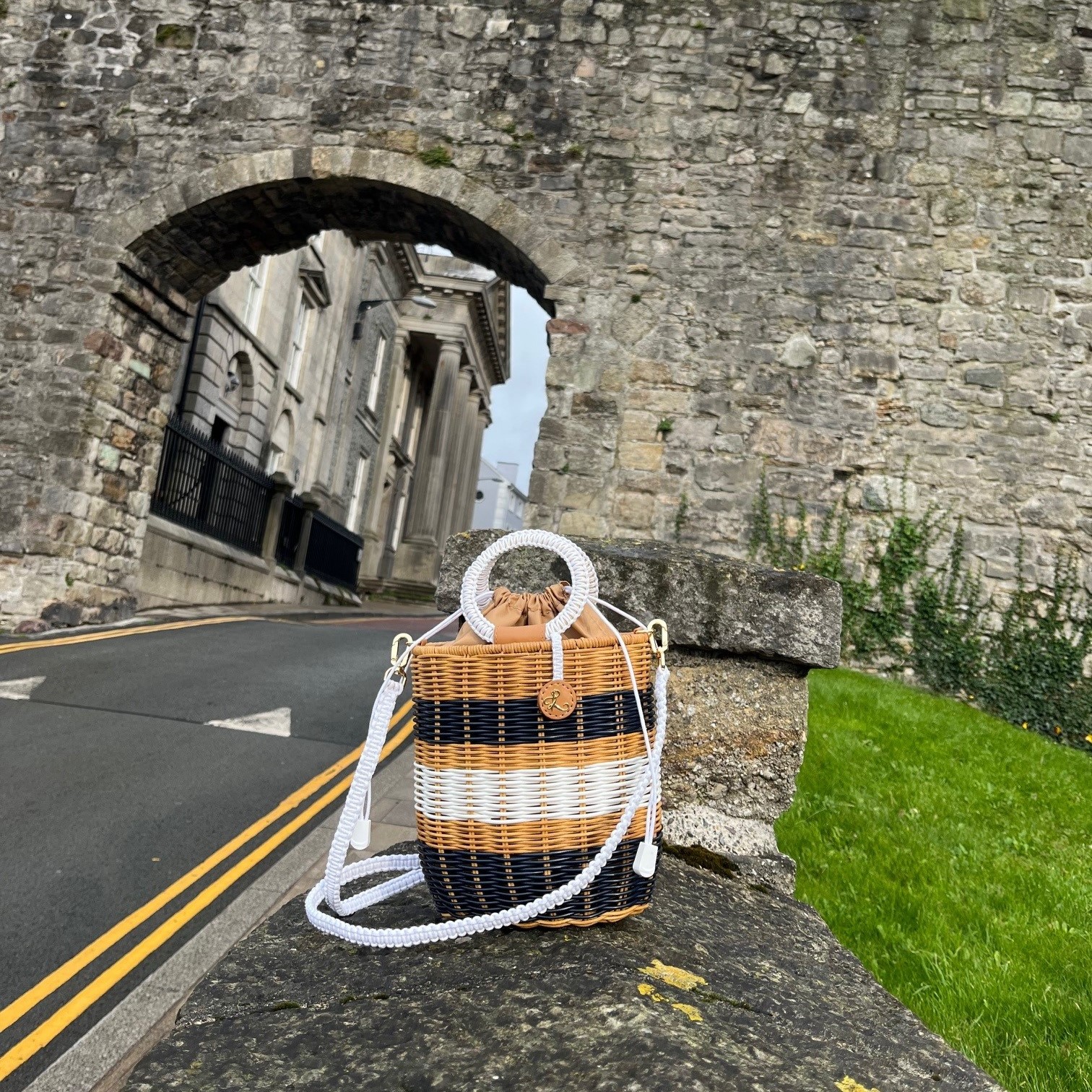 PLASTIC ART - Striped Woven Bucket Tote