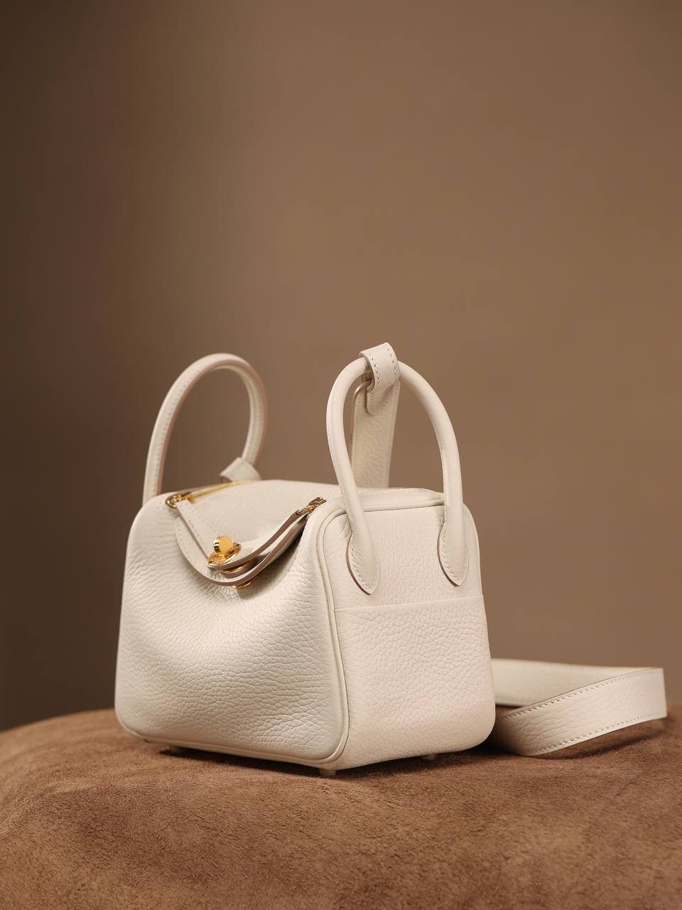 Hermes 爱马仕 Lindy Mini 19cm 奶昔白金扣👜✨ 尺寸：19*12.5*9cm Lindy是采用原厂的正品TC皮，什么是TC皮？ 爱马仕专用的clemence,简称tc皮，是Hermes最受欢迎的皮革之一，颜色会比Togo少一些，但是纹路比Togo细腻，含油更高，更软，因此稍稍有些下垂感的特点。