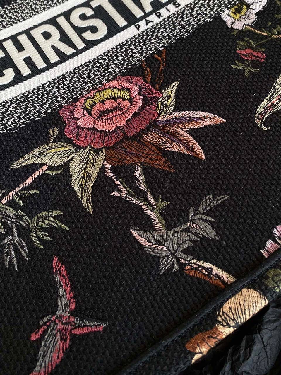 🈶植物花园，黑色大号 𝗖𝗗 𝗕𝗼𝗼𝗸 𝗧𝗼𝘁𝗲 23早春度假系 浪漫的花卉刺绣，细节感非常强了 栩栩如生，不言而喻的精湛刺绣工艺 握住只有你的花花世界吧 42×35×18.5cm