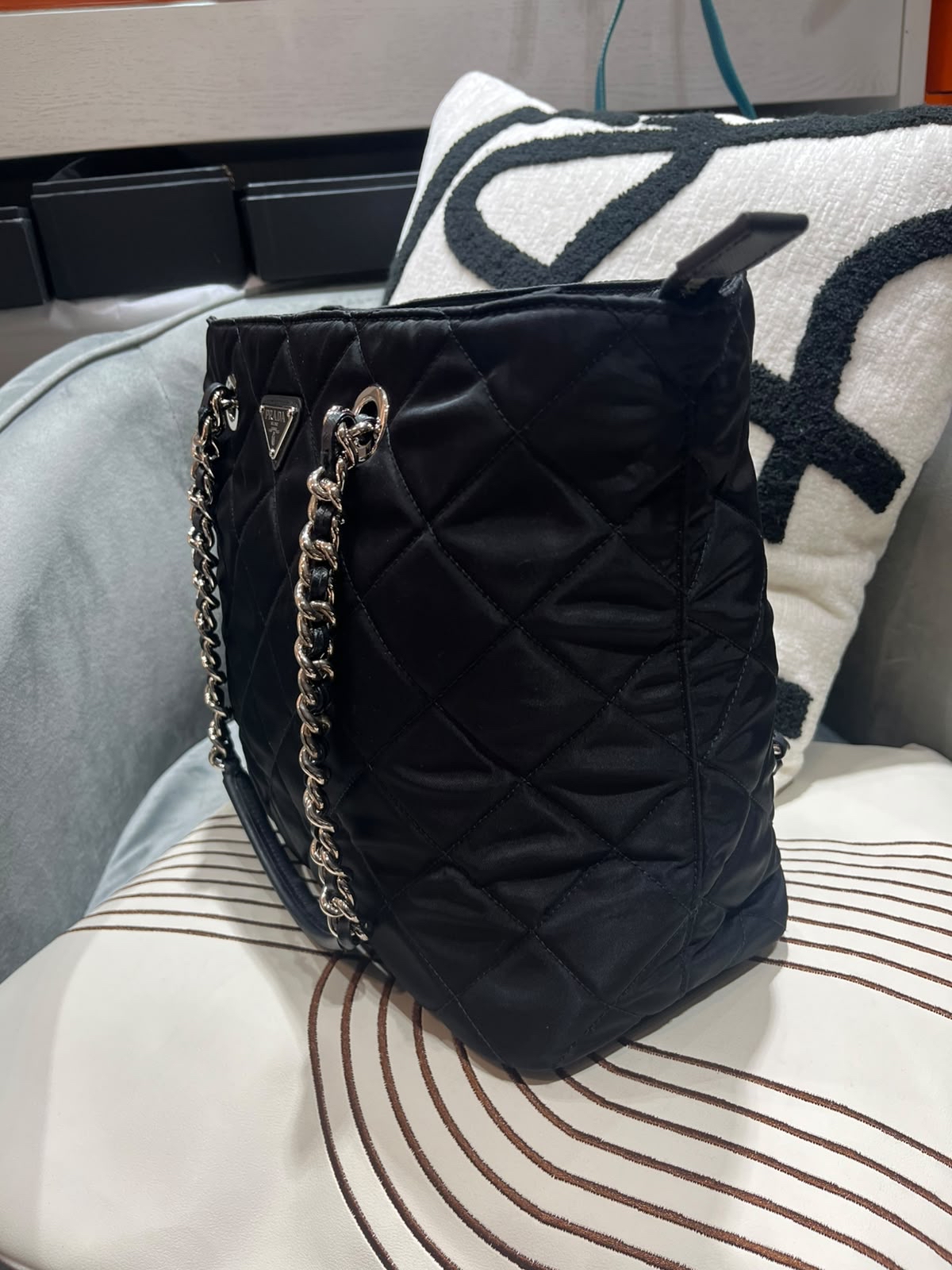Prada nylon shoulder bag  100%Authentic ,98%new✅dust bag