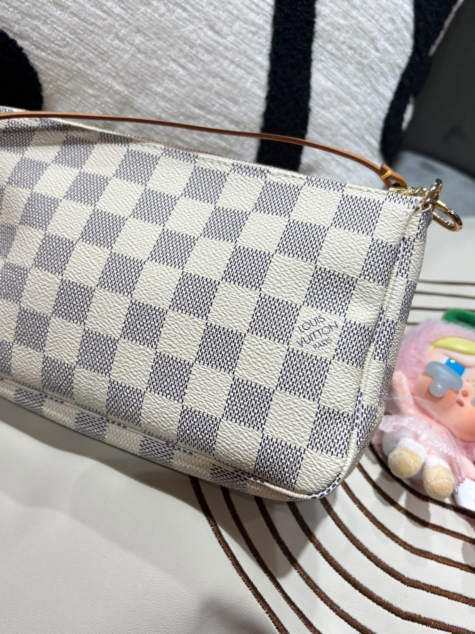 Louis Vuitton LV Pochette 白色棋盤格hobo bag 100%Authentic,98%new  