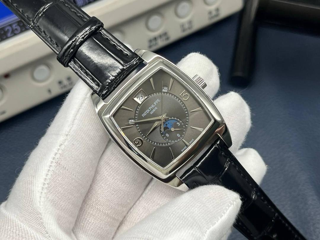 百达翡丽复杂多功能系列5135G--010重磅登场，迄今推出的首款Nautilus复杂腕表，以超复杂的工艺技术打造休闲运动腕表。 1⃣️小身板大能量：尽揽以下功能∶12点位日历功能 10点位星期功能 2点位星期功能 6点位24小时。所有功能都可正常使用。 2⃣️机芯采用版Cal.240自动上链机芯，在实现外观的逼真前提下，功能一并完美诠释。 3⃣️改装大师独立制表人，倾情参与定制改装表盘颜色，给予独一无二的腕表增添有趣的灵魂！