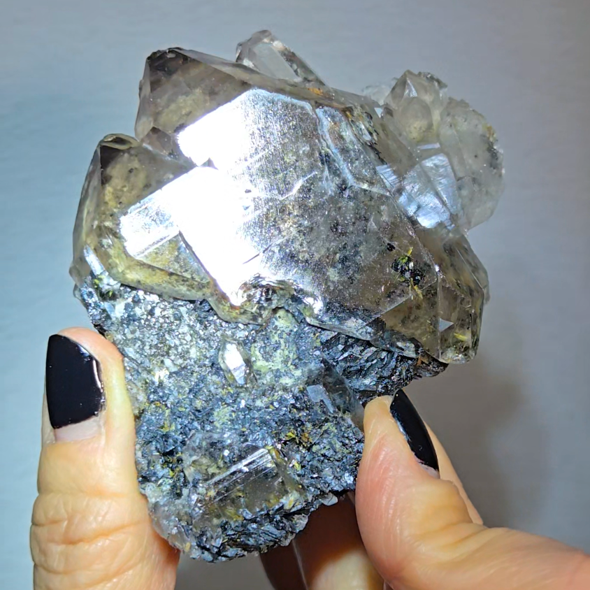 Golden starburst rutiles in quartz on black hematite - RT1444