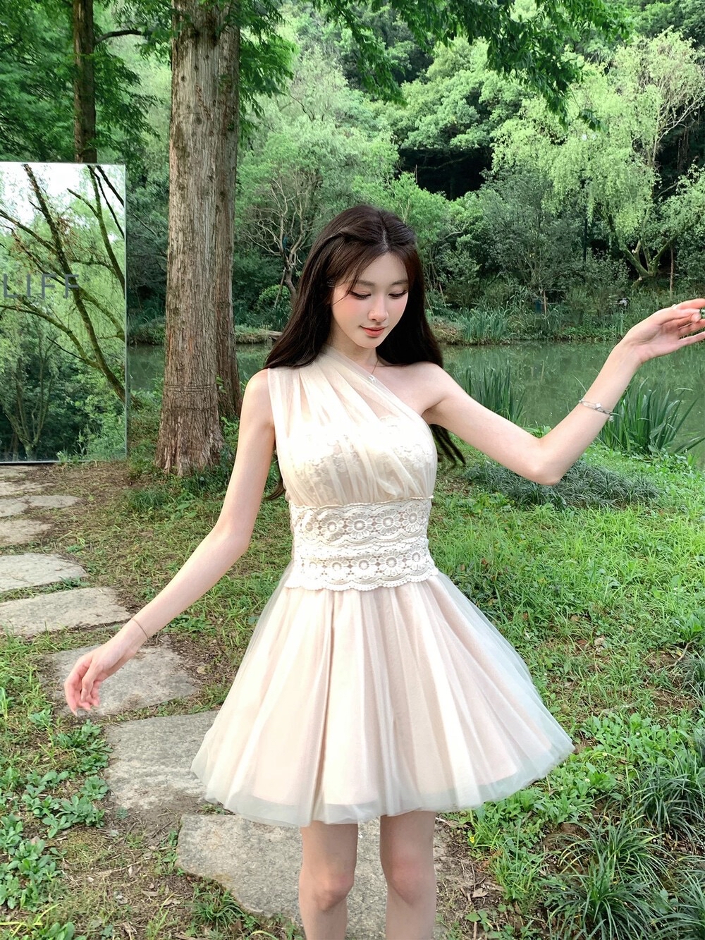 粉黛花序粉色蕾丝网纱拼接挂脖连衣裙收腰显瘦仙女连衣裙 Elegant Lace Trimmed Halter Neck Tulle Dress