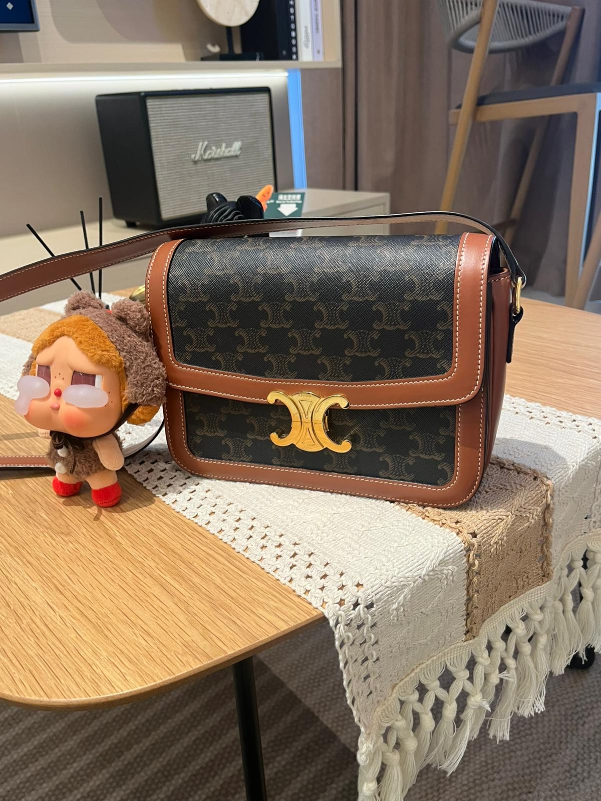 Celine Triomphe 凱旋門 box medium flap 100%Authentic ,95%new ✅tap booklet ✅dust bag