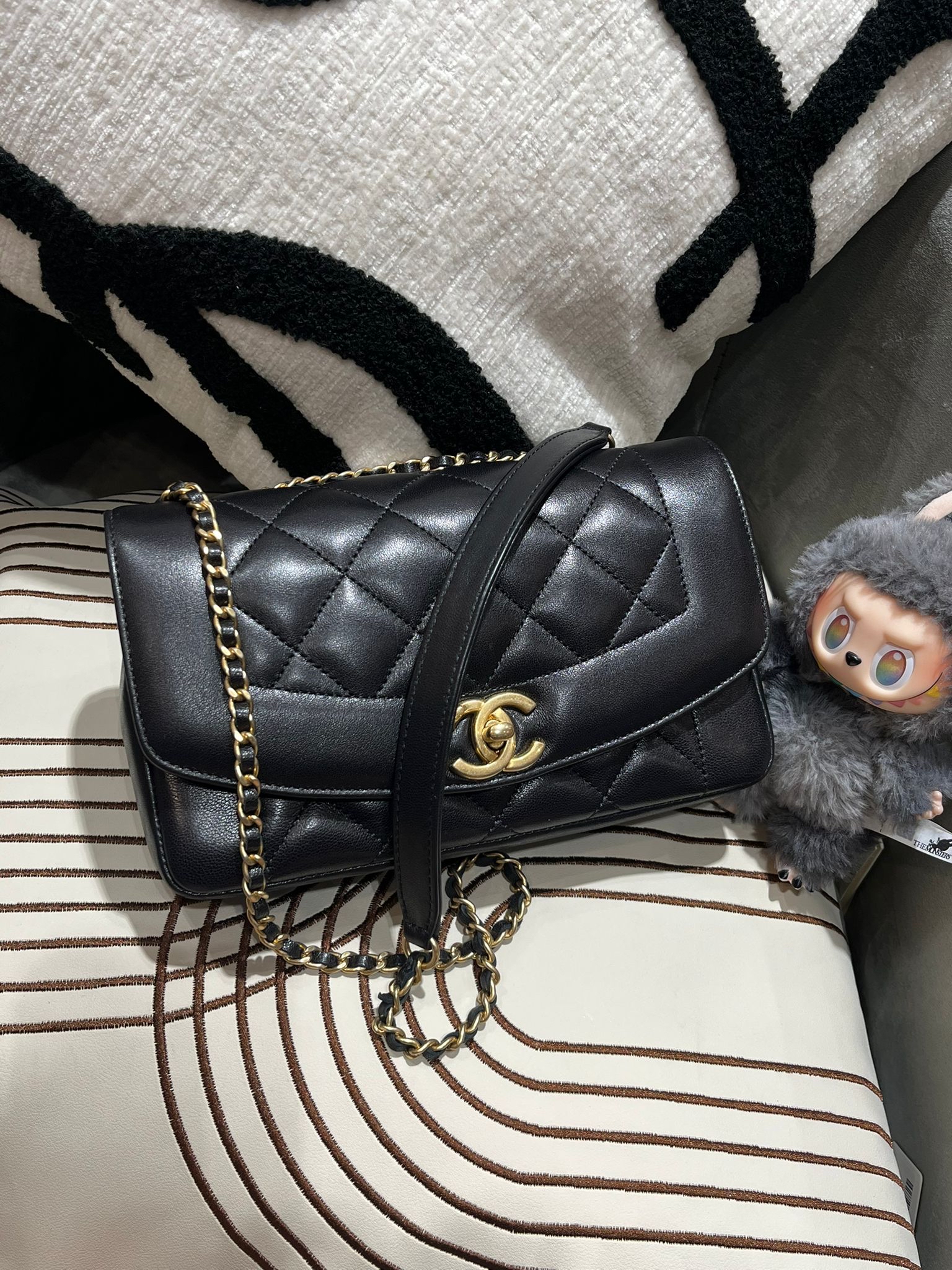 Chanel Diana flap bag 黑金扣 100%Authentic, 98%New  ✅20card✅Dust bag✅box
