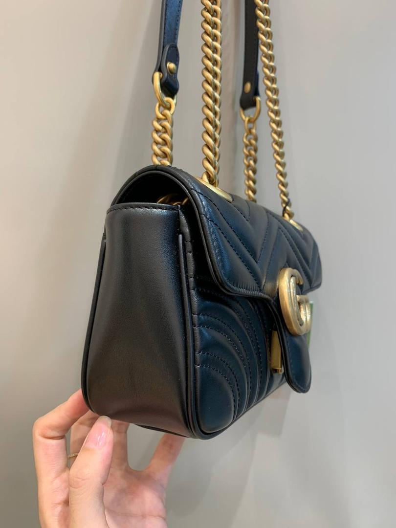 新背景实拍正品级 。经典款金扣黑色22cm‼️ 销量王本尊，黑色绝对是最受欢迎的颜色，不分季节不分场合，想怎么搭配就可以随你心意，黑色皮料更能透出原厂皮质感，金色五金黑色皮料简直就是灵魂搭配，这个颜色你们每一个人都要入‼️ 型号446744；尺寸22/13/6cm