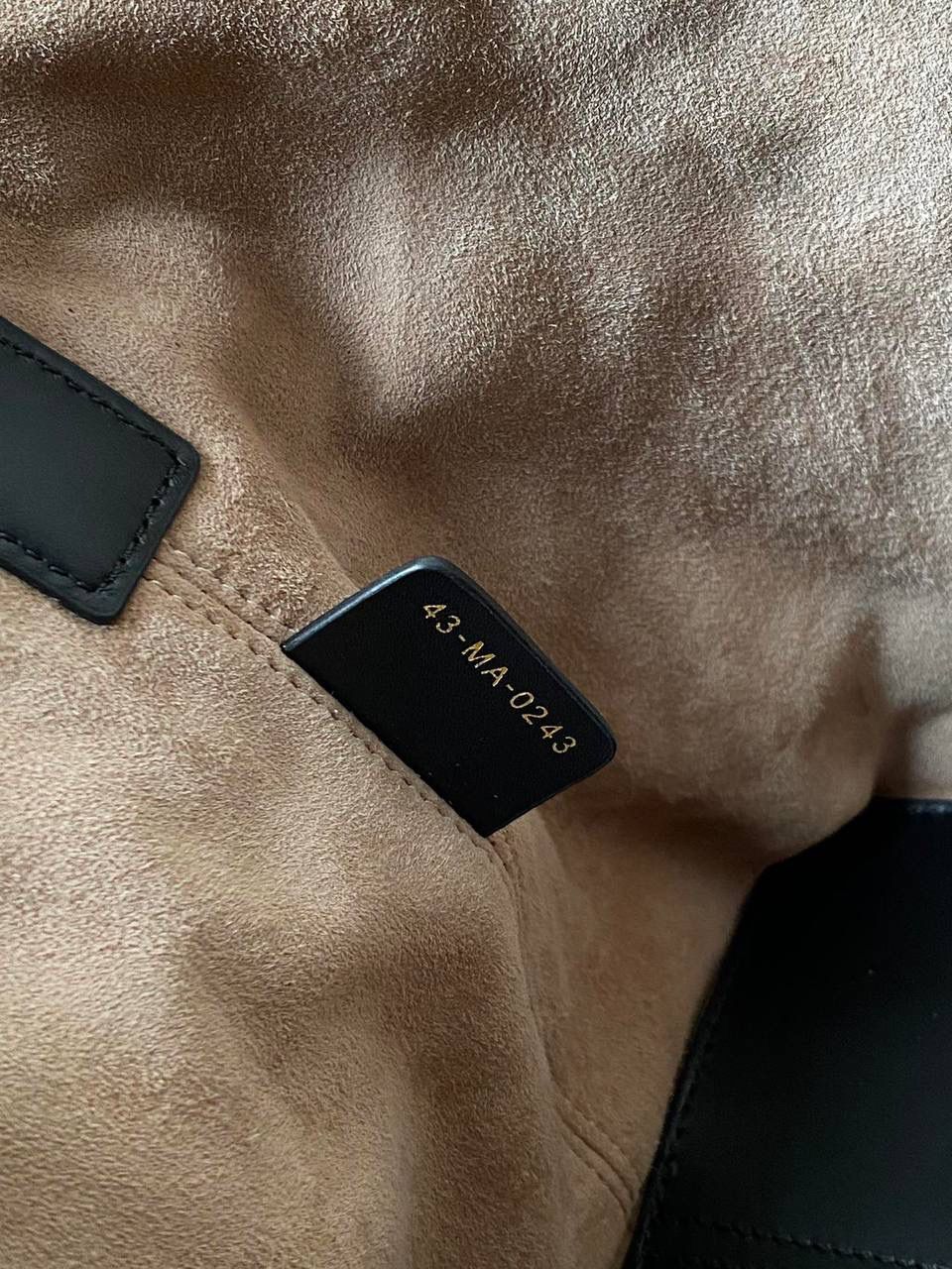 🈶米色拼黑，中号 𝗗𝗜𝗢𝗥 𝗧𝗼𝘂𝗷𝗼𝘂𝗿𝘀添新颜色啦！ 秋冬季百搭色，妥妥的慵懒风 奶茶拼皮 过分温柔了！相比纯色更独特 整体简洁大气，随便手拎都很洋气 28.5×19×21.5cm，#m1292m