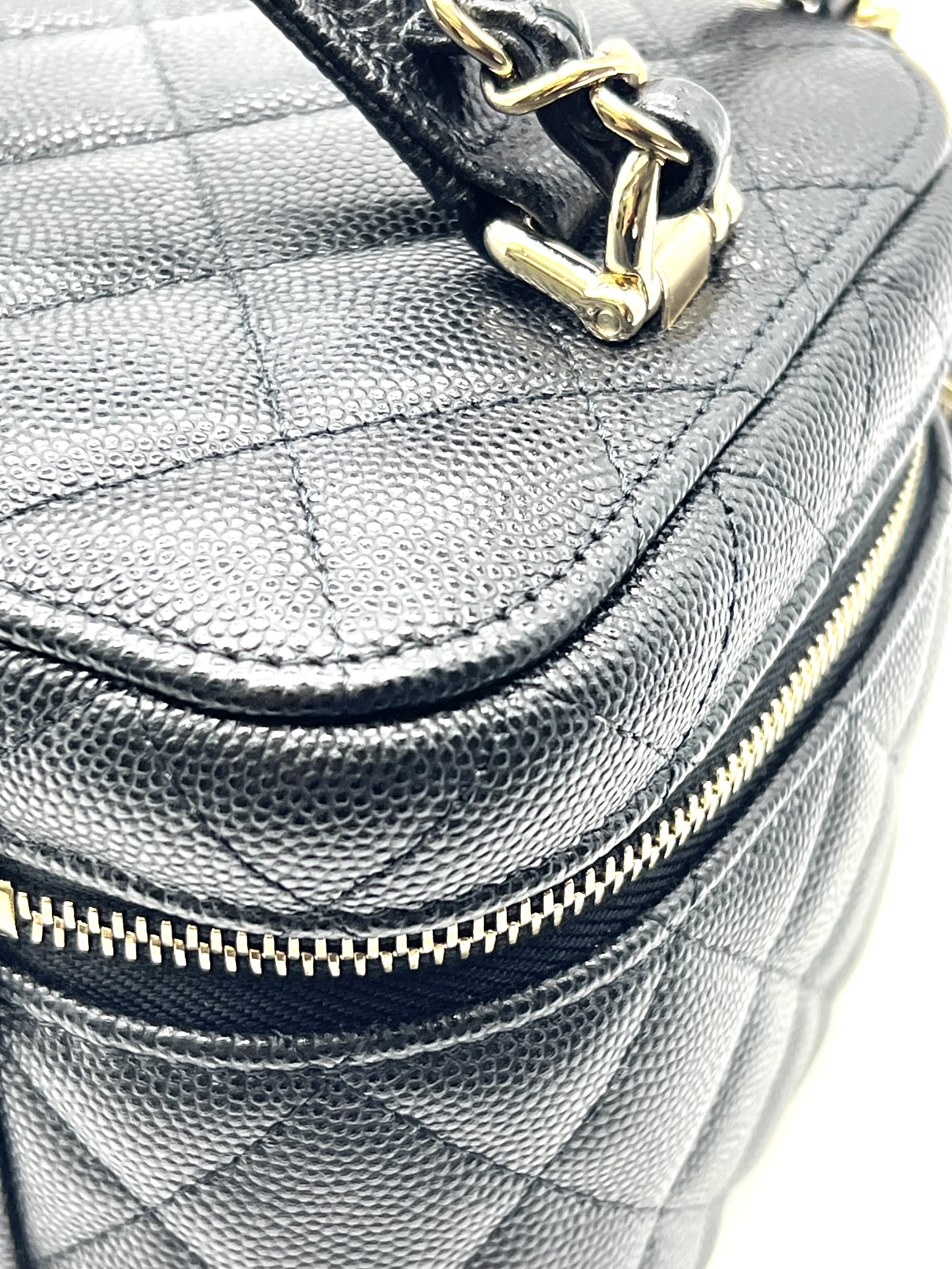 Pre-Owned CHANEL Caviar Quilted Mini Vanity Case with Chain / Product Code: 26051108