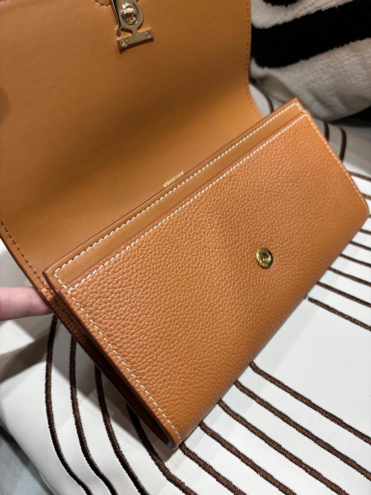 未使用品 Burberry Flap Long Wallet Calfskin Tan 100%Authentic, Unused 未使用品 ✅Dust bag