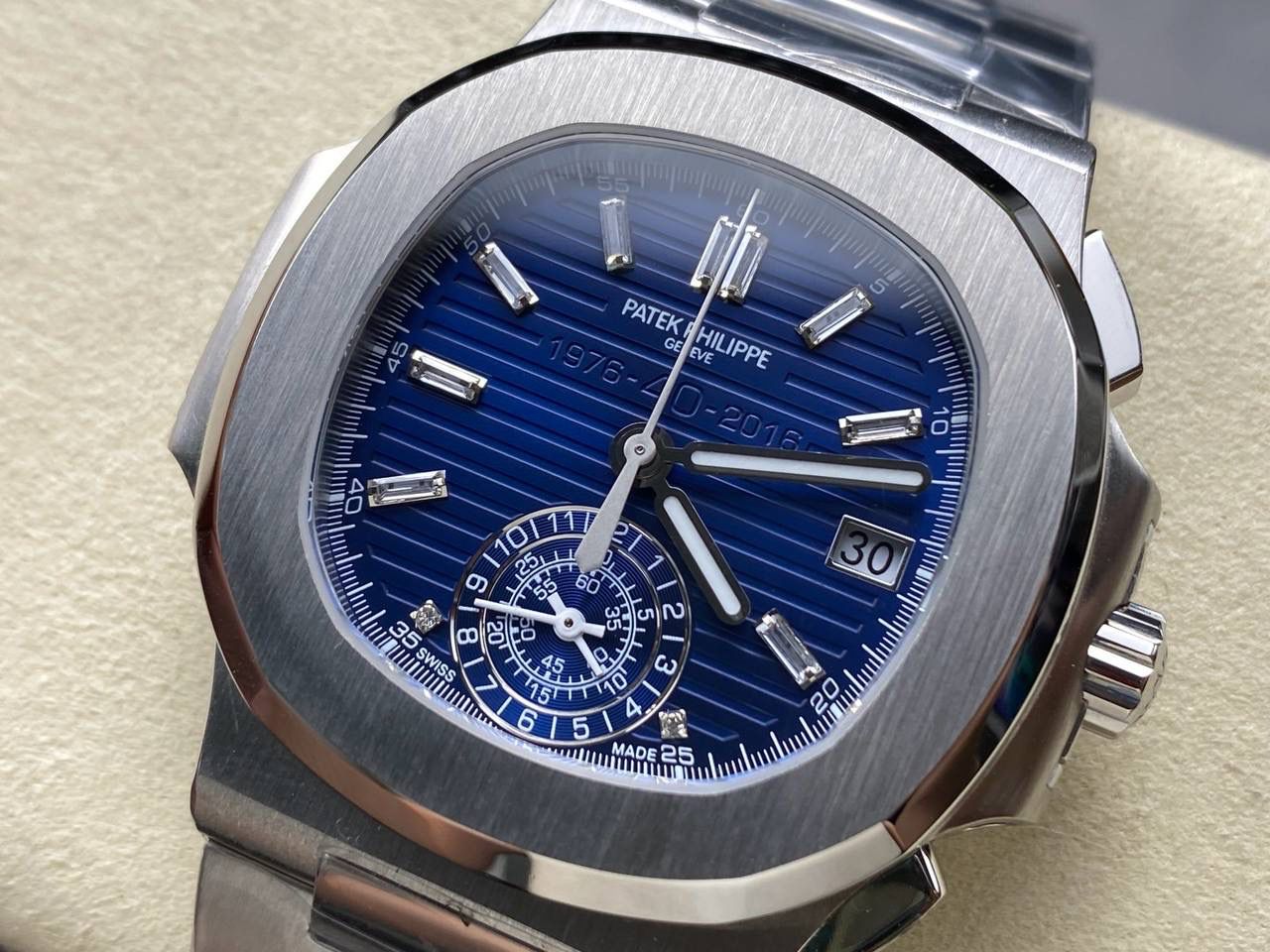 V2版真功能🌐真小秒！3K工厂 百达翡丽鹦鹉螺5980/1A-014多功能计时腕表V2版本，真小秒、真功能！【表壳】腕表尺寸40.5毫米，同正品一致的枕型表壳采用正面拉丝，侧面抛光的两种工艺组合，层次感分明，质感十足。尽显精湛工艺。【表带】采用原装表带一比一量身打造，每节表带的中央抛光部位，都能呈现钻石的形状，尽显高级质感。【机芯】3K厂采用定制版PP.CH28-520机芯，完美还原正品，时分秒，日期，和计时大秒功能。3K匠心之作，欢迎各位表友品鉴🌐