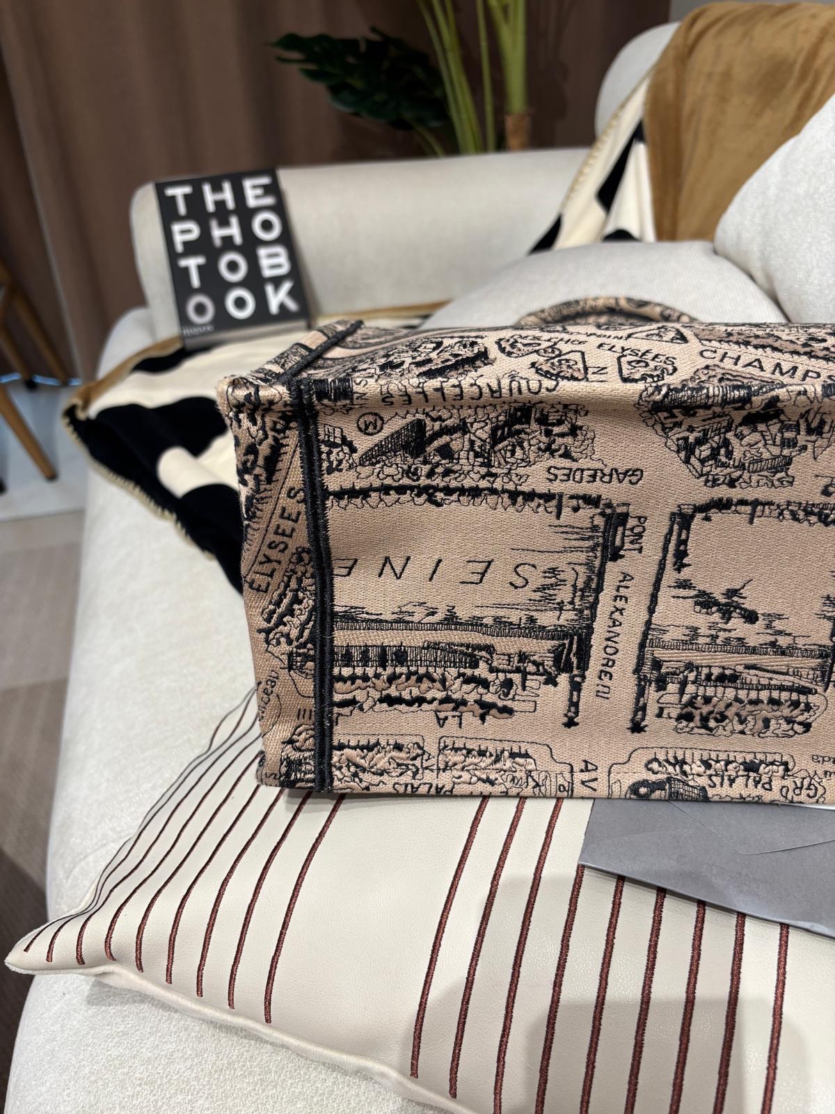 Dior Booktote Medium 100%Authentic, 98%New ✅Dust bag