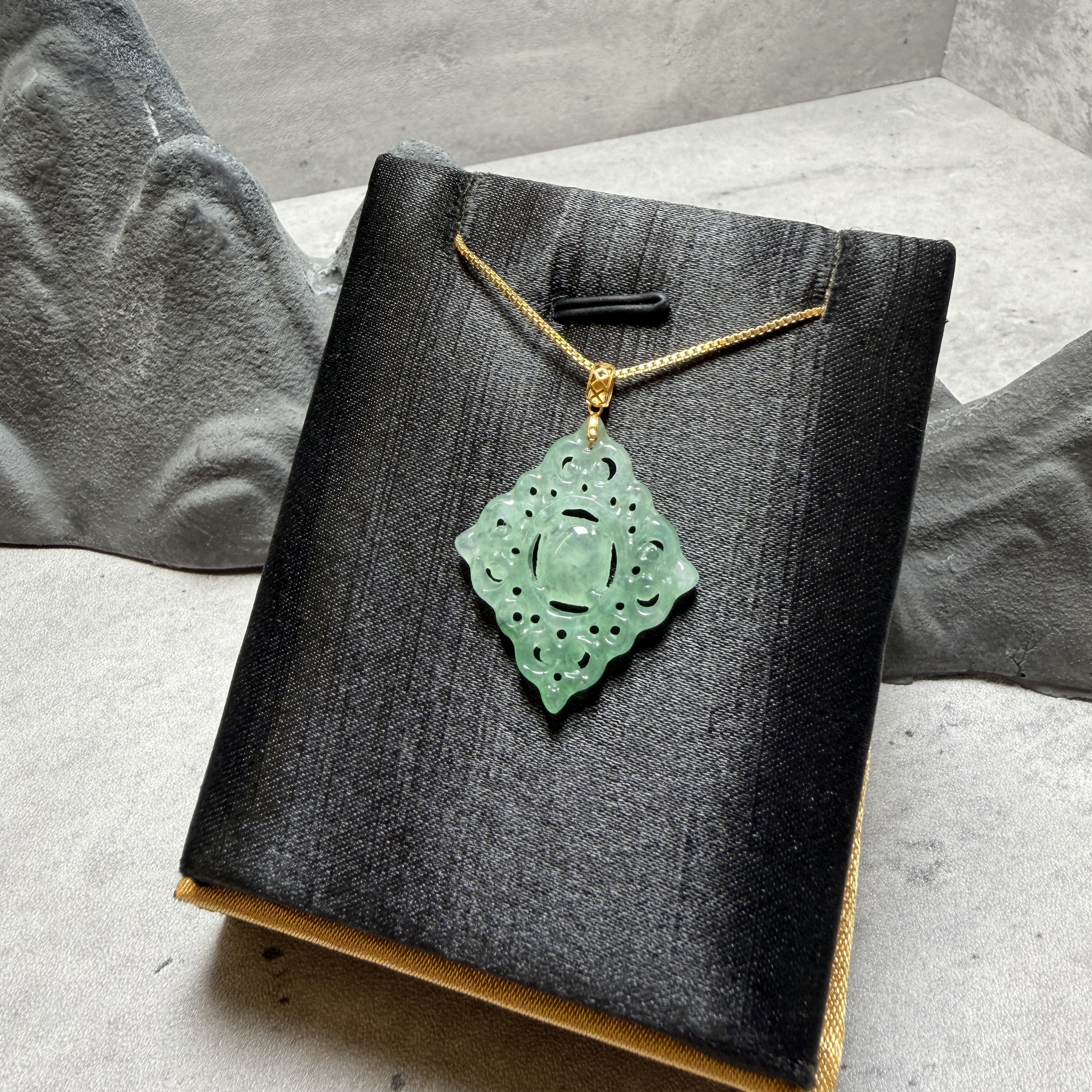 龍紋鏤空翡翠18K吊墜