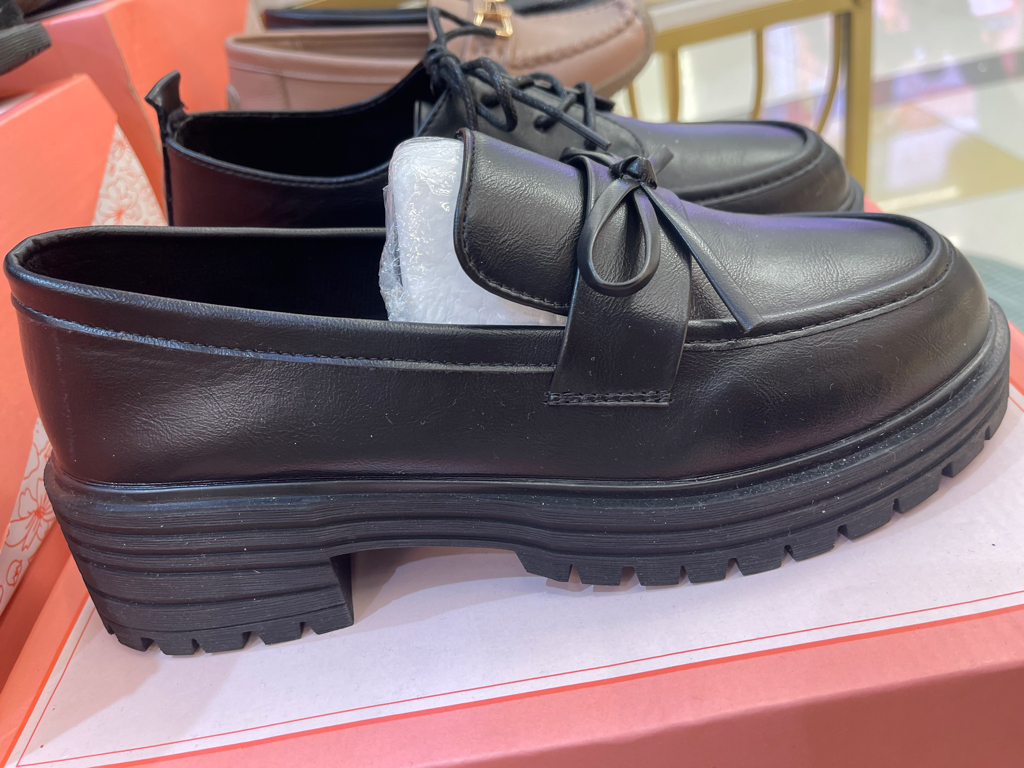黑皮厚底鞋