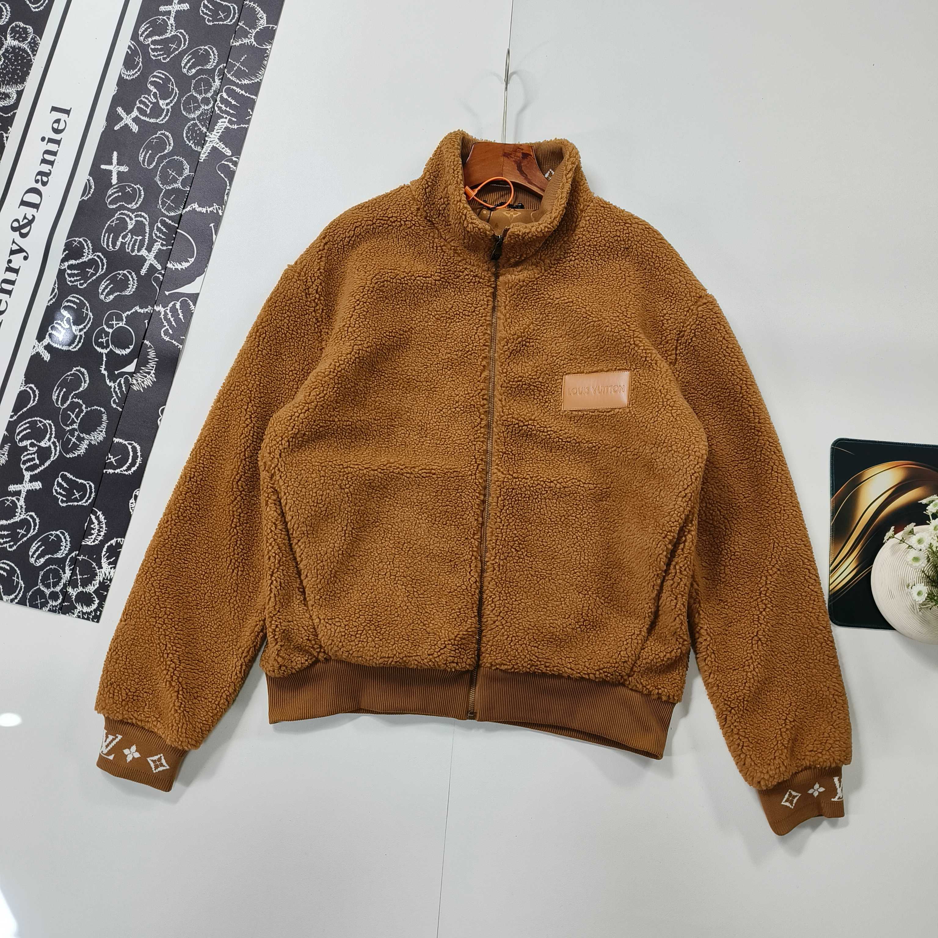 LV 皮標袖口提花搖粒絨棉服外套