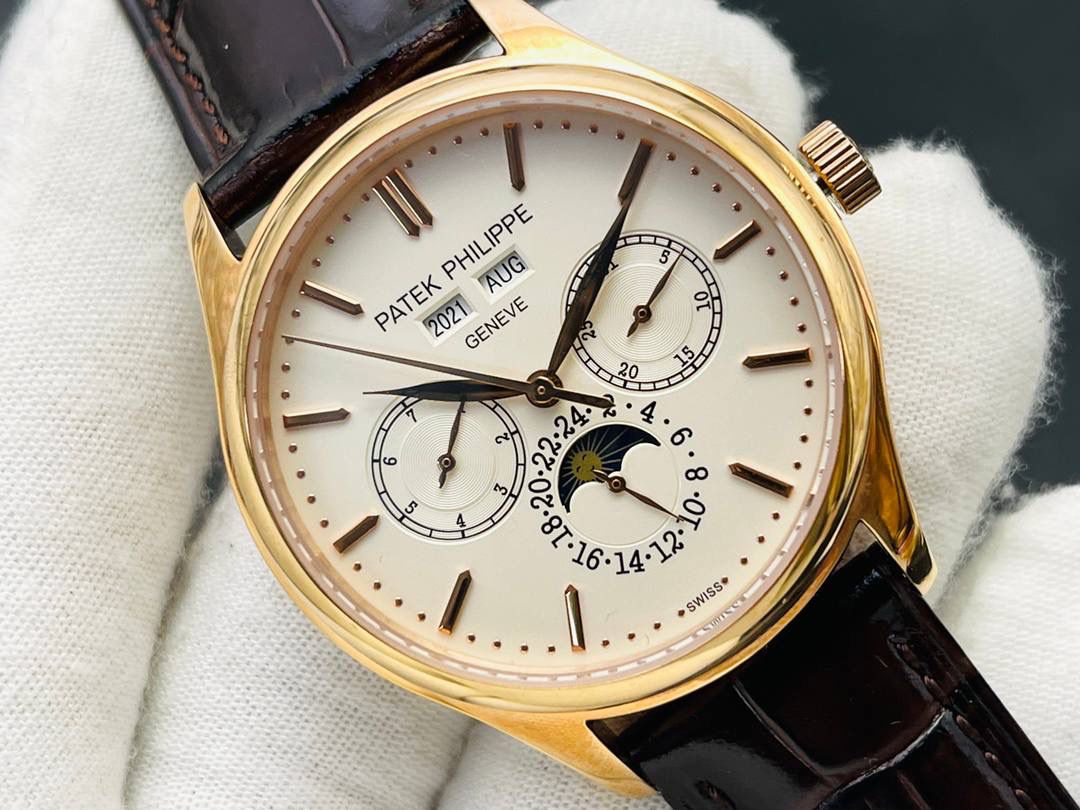 百达翡丽古典超级复杂多功能 万年历功能腕表 团队历时两年多精心设计，不计成本，敢为人先，力求完美，克服重重难关，突破多层技术瓶颈： 1⃣️机芯型号为定制版机芯，质量稳定！ 2⃣️表带为经典意大利小牛皮表带，纹路清晰，质感好。搭配圈市面最顶级的百达灯笼表扣，通用原装无压力。 3⃣️优雅的Calatrava雕花表壳极具个性，42毫米的表径适配大众男性手寸，与专柜一致，非常商务可亦休闲。