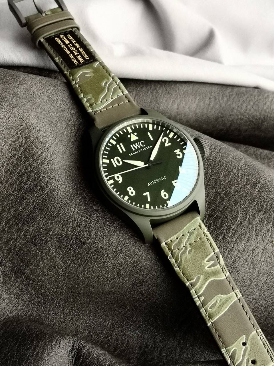 表壳、底盖、表扣首次采用磁化钛材质，高温处理后呈深灰色，区别于普通钛金属银灰色，更坚硬、防刮、不过敏。 表带由大厂制作，氟胶搭配森林绿进口帆布缝线；另赠可快拆联名皮带，整体搭配质感高级。 机芯采用日本西铁城8N24，稳定精准、耐用，厚度与万国82机芯一致。 首批试制50枚，现已可内部品鉴，量产同步加紧生产中。