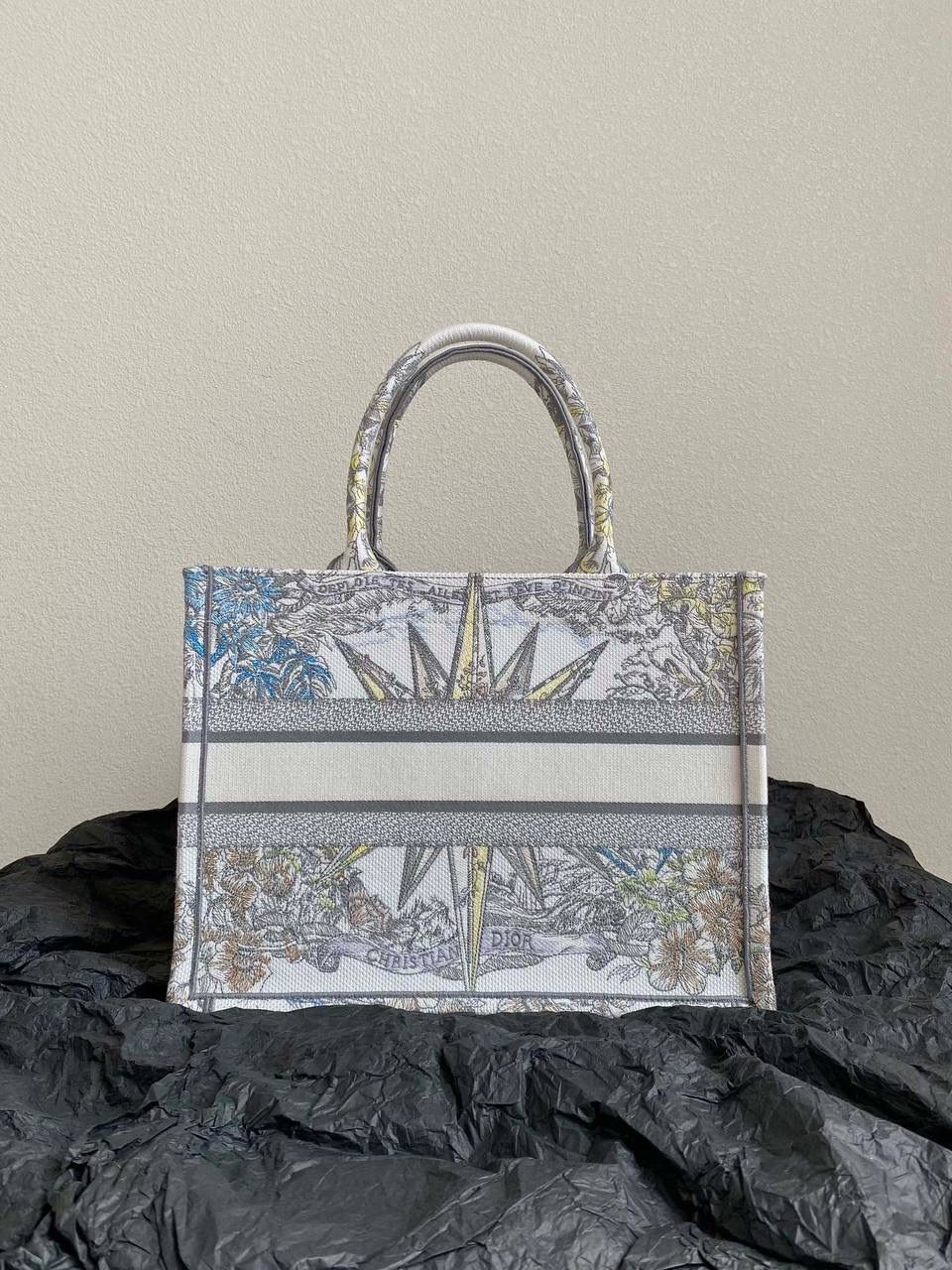 🈶多色中号 𝗖𝗗 𝗕𝗼𝗼𝗸 𝗧𝗼𝘁𝗲 23圣诞限定🎄 今年的无限梦境主题也太戳了！ 如星光璀璨，如宇宙般浩瀚 中间的星星宛如从海中诞生的维纳斯❤️ 太有视觉冲击力了，神秘而梦幻 像我们每个人都是星辰～🌟 浪漫到极致，这系列很难不买啊 36×27×16cm