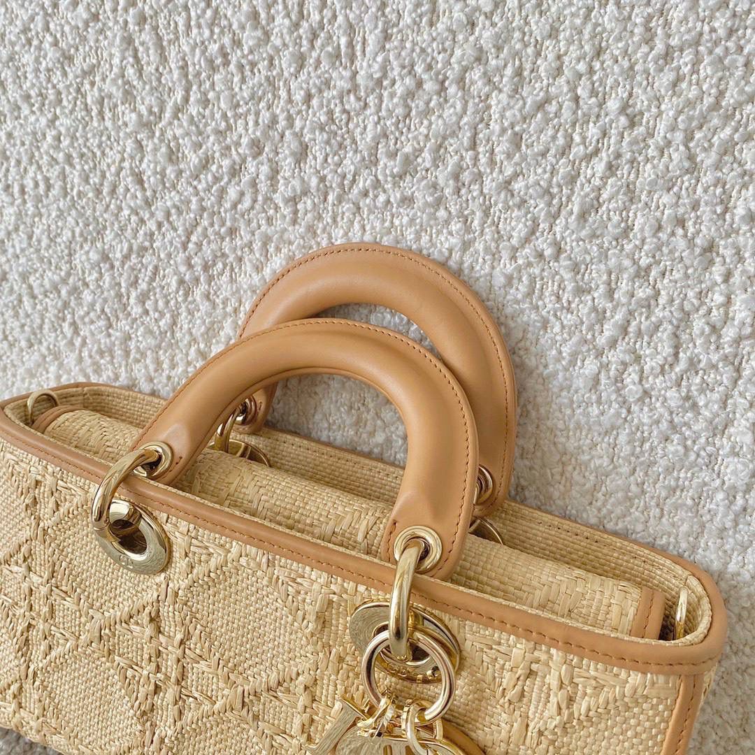 𝗗𝗶𝗼𝗿 𝗗-𝗝𝗼𝘆 𝗯𝗮𝗴拉菲草（横版） 时尚果然就是轮回，回归了一把中古戴妃 全新拉菲草材质编织立体菱格，有种野奢感 这两年草编包很火，高级的度假风 长方包形短链条➕细长肩带直接封神！！ 我要迫不及待到夏天啦，想去浪的心啊🏝️❤️‍🔥 26 x 13.5 x 5cm