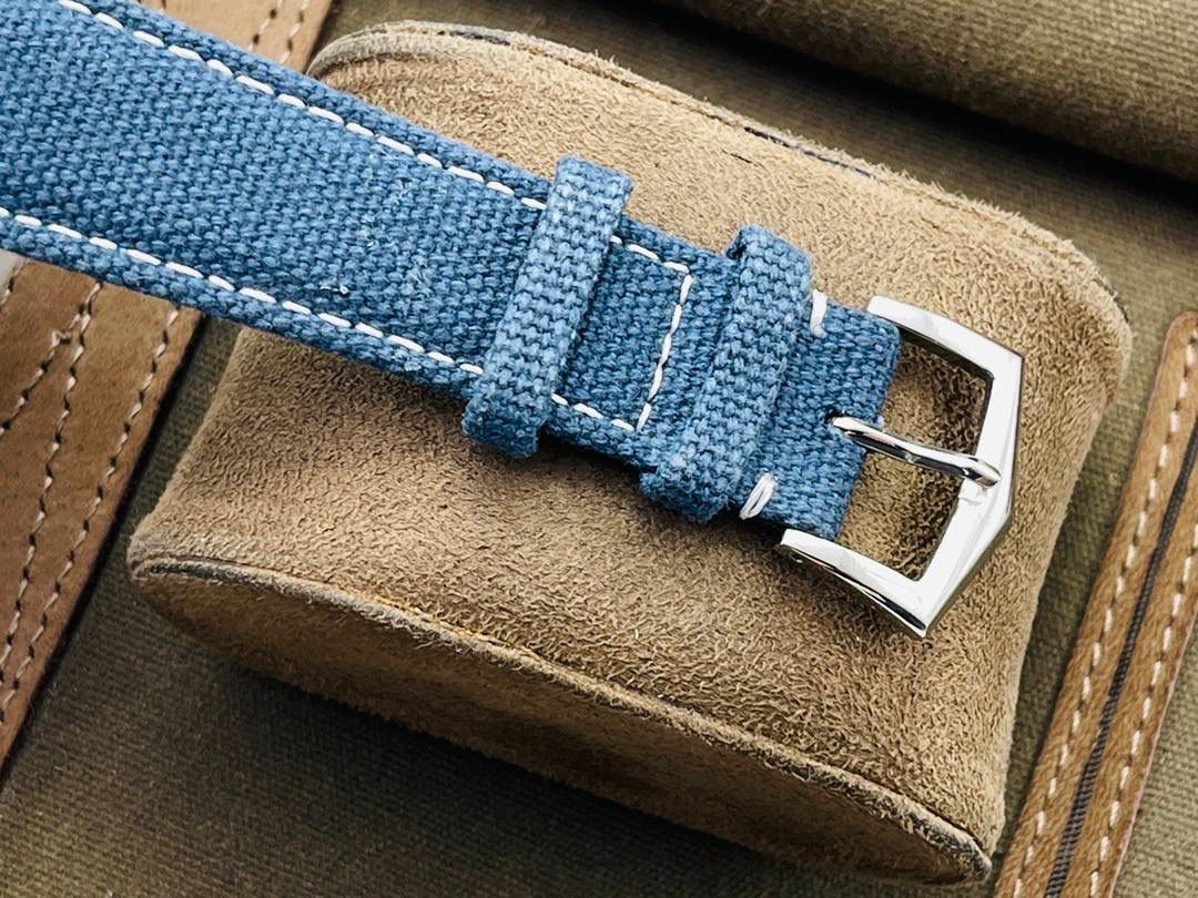 百达翡丽2021新品——Ref.6007A-001（普朗莱乌特制表大楼纪念款）腕表🔥🔥 ✅表径尺寸：40毫米 ✅表镜配置：蓝宝石水晶玻璃表镜，背面刻有卡拉特拉瓦十字星图案，以及“New manufacture 2019”字样，细节还原到位 ✅表壳设计：316L精钢打造表壳，搭配宽阔的弧形表圈，质感扎实 ✅表盘特色：标志性灰蓝色素面设计，搭配精致的圆形缎面打磨工艺，简约大气 🌟 技术突破 搭载第三代324S定制一体机芯，不仅仿真度极高，走时精准稳定，兼顾颜值与实用性 🌟 表带与表扣 搭配灰蓝色小牛皮表带，辅以白色缝线装饰，搭配百达翡丽（PP）经典针扣设计，与表盘色彩相互呼应🤟🏻