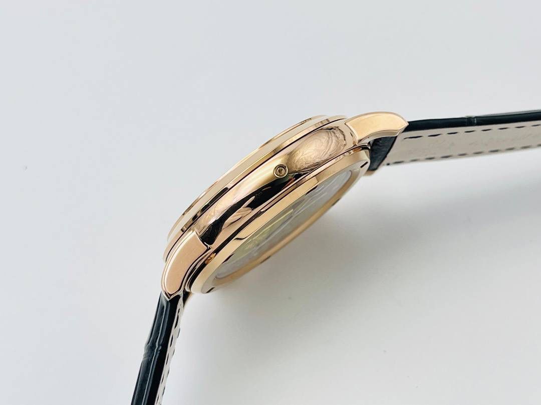 V4升级版 市场最高版本 功能跟正品一样 百达.翡丽星空升级终极版！升级细节： 1⃣️做到了跟正品满天星自动转的功能！ 2⃣️升级日历的排法和正品一样的顺序！ 3⃣️直径42毫米，厚度11毫米！ 4⃣️最大亮点：百达.翡丽星空里的月亮会根据天空上的月亮变化而变化！根据天空上的月圆月缺搬（初一月弯弯初十五月圆）到手表上了！