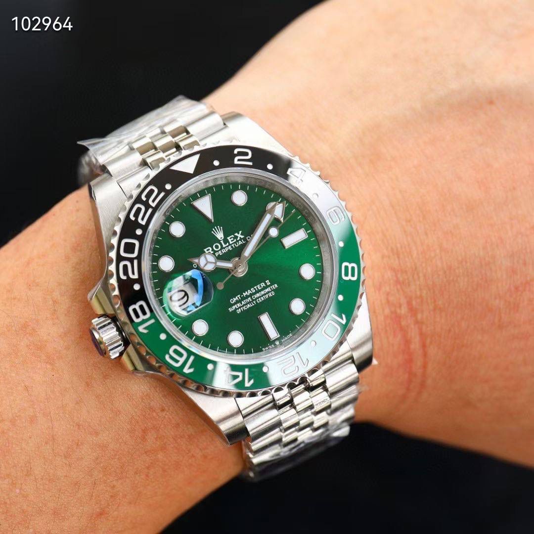 【官网最新 同步更新】 【新品上架 势不可挡】 ROLEX 🎮EA1 顶级好货最新款 新品雪碧 左撇子 GMT Ｖ4 升级版黑绿陶瓷圈电镀白金 +上精致字面表盘电镀白金还原原装品质 显得更加靓丽 震撼上市 钢材采用正宗的进口904L原材料锻造打磨等工序而成，坚持不以普通钢材鱼目混珠的承诺，同步原装搭载3186/2836机-全自动机械机芯，走时精准稳定，专业测试检查，零返修！体现在于如下：1：和原版一样的GMT双时区表针在底部时针上面的第二层，🎮 由下到上的顺序为：时针-双时区针-分钟-秒钟。2：和原版同样通过调试时针快跳调整日历的功能。 3:直径：40mm专用防刮花蓝宝石镜面，“表盘夜光丁采用白金电镀，”更加靓丽高质感，超强夜光效果显示，几乎原装一致，真正王炸 突破技术壁垒 同步原装把头皇冠垂直向上，防水性能超好！🎮