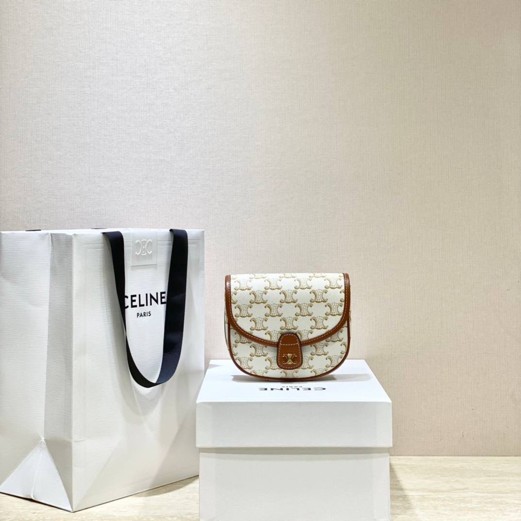 🔥大货实拍图 𝗖𝗘𝗟𝗜𝗡𝗘 ♥ 𝗧𝗥𝗜𝗢𝗠𝗣𝗛𝗘 𝗖𝗔𝗡𝗩𝗔𝗦 𝗕𝗘𝗦𝗔𝗖𝗘 嗨～复古老花yyds新草报道～圆滚滚的小马鞍很是讨喜🤩～ 型号：196702 尺寸：15*11*4cm