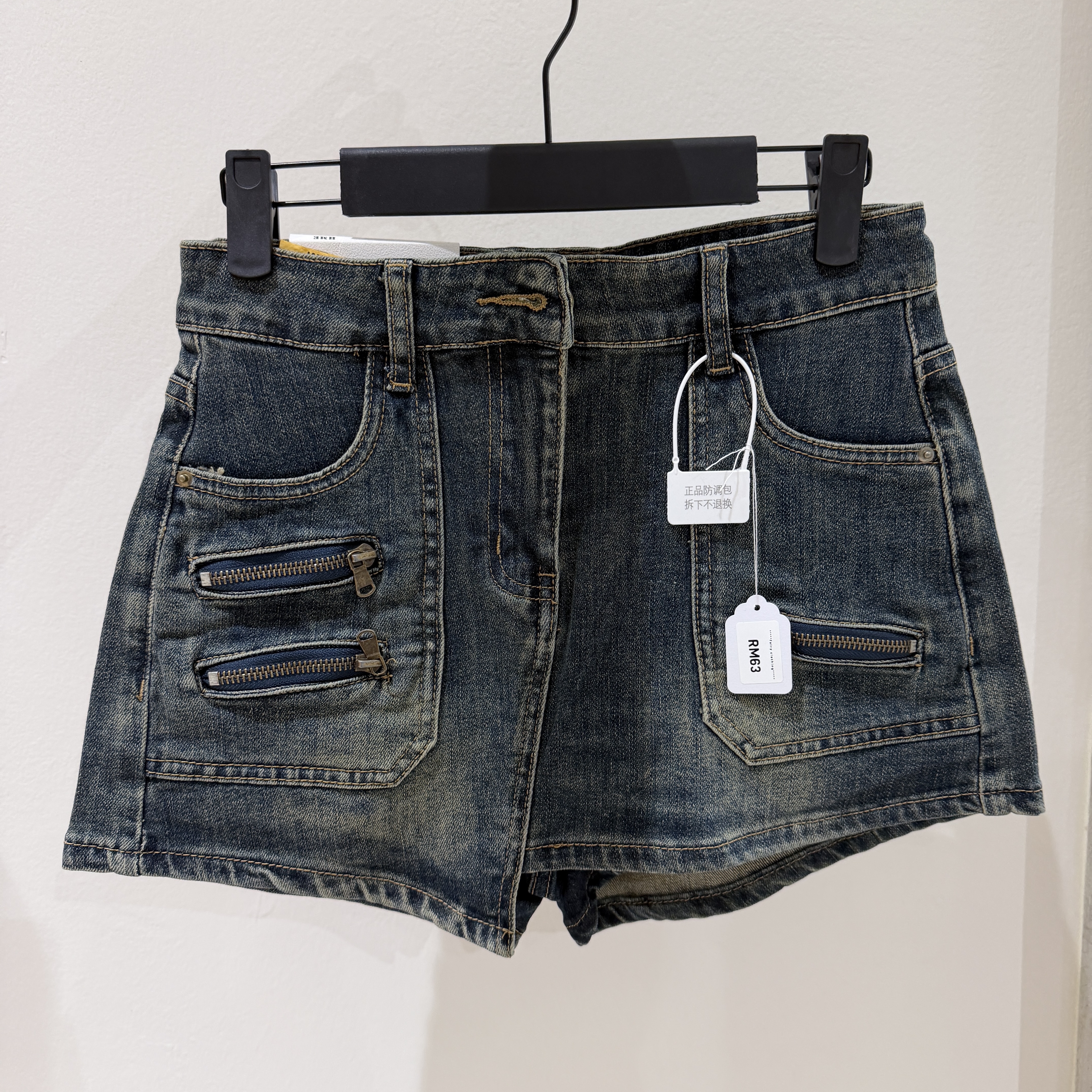 高腰牛仔短褲，附拉鍊口袋