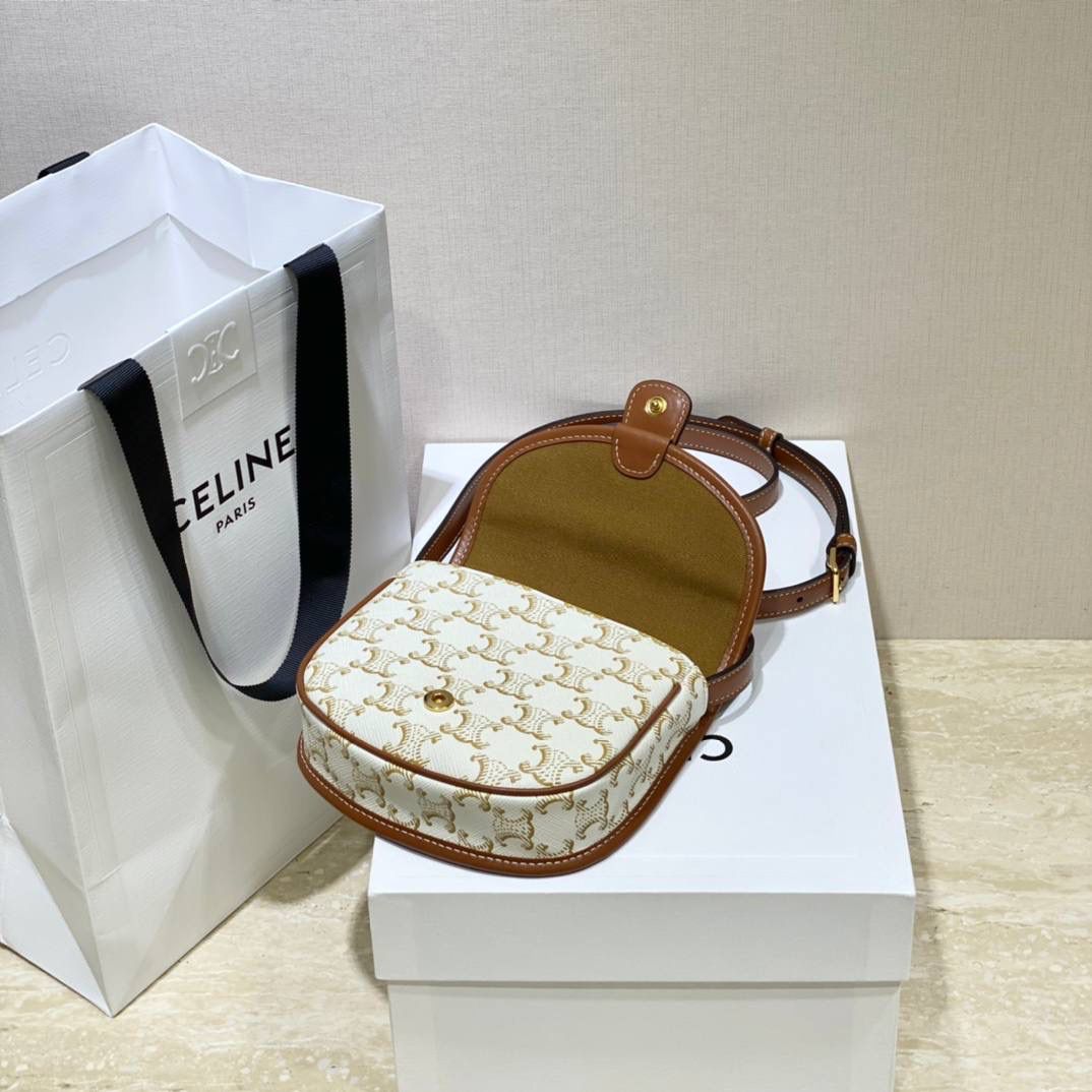 🔥大货实拍图 𝗖𝗘𝗟𝗜𝗡𝗘 ♥ 𝗧𝗥𝗜𝗢𝗠𝗣𝗛𝗘 𝗖𝗔𝗡𝗩𝗔𝗦 𝗕𝗘𝗦𝗔𝗖𝗘 嗨～复古老花yyds新草报道～圆滚滚的小马鞍很是讨喜🤩～ 型号：196702 尺寸：15*11*4cm