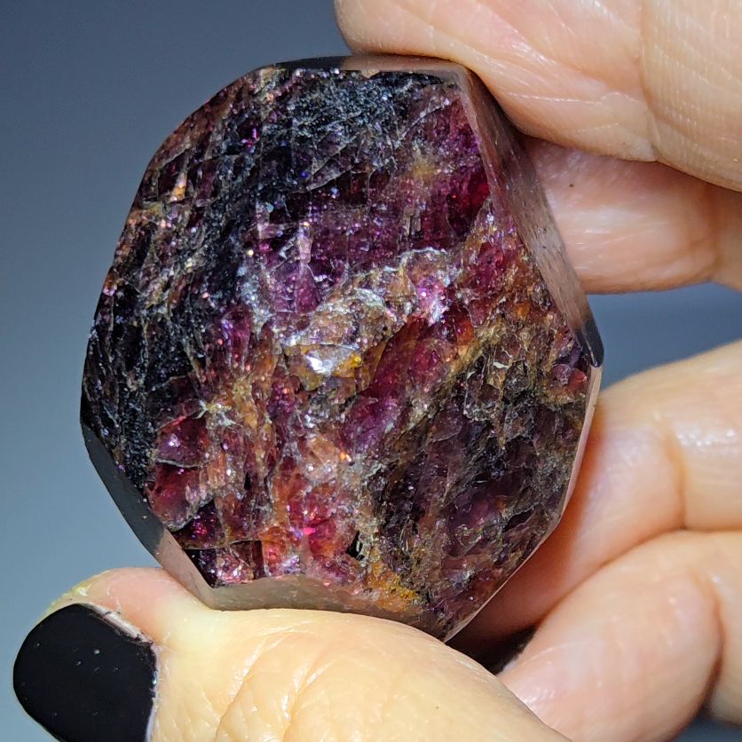 Almandine garnet with yellow garnet inclusions - GAR149