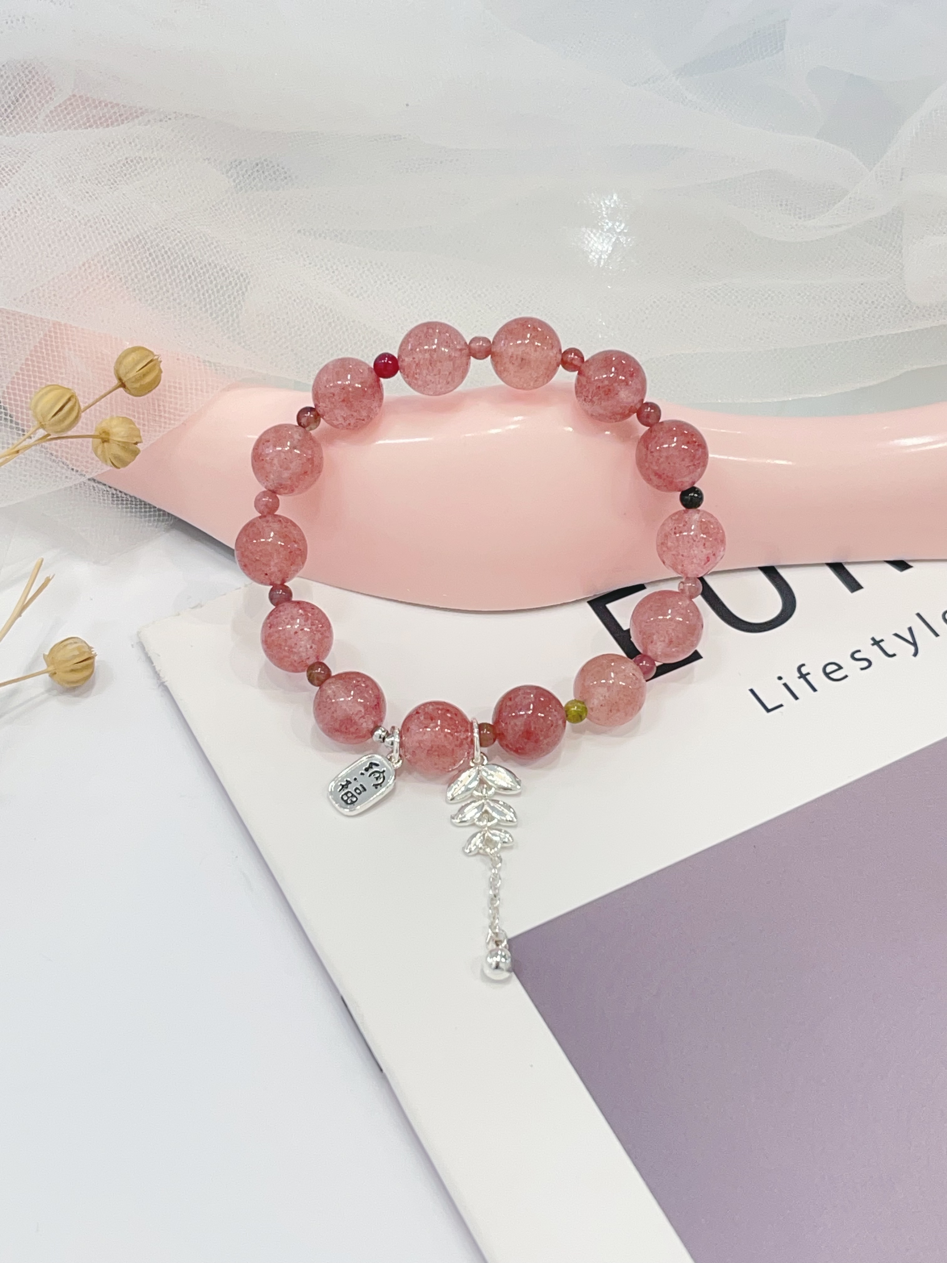 🍓草莓晶 Strawberry Quartz 手串｜10mm 纳福 × 小叶子设计款