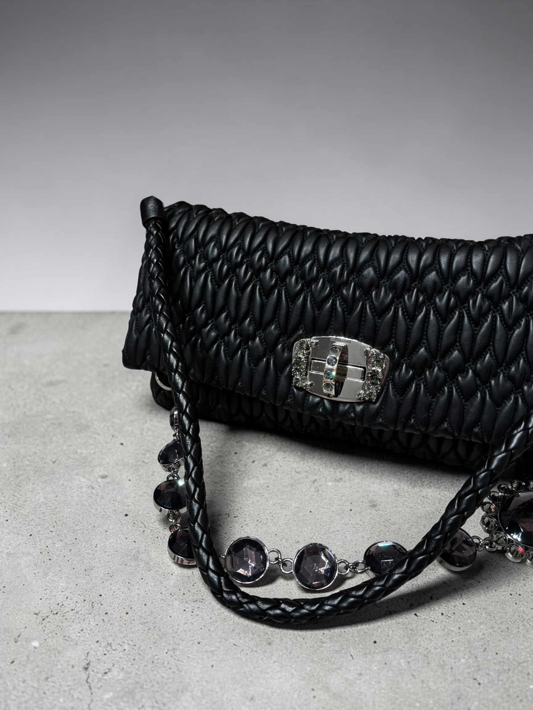 Miu miu shoulder bag  100%Authentic,95%new ✅dust bag   Size: W28*H14*D4cm