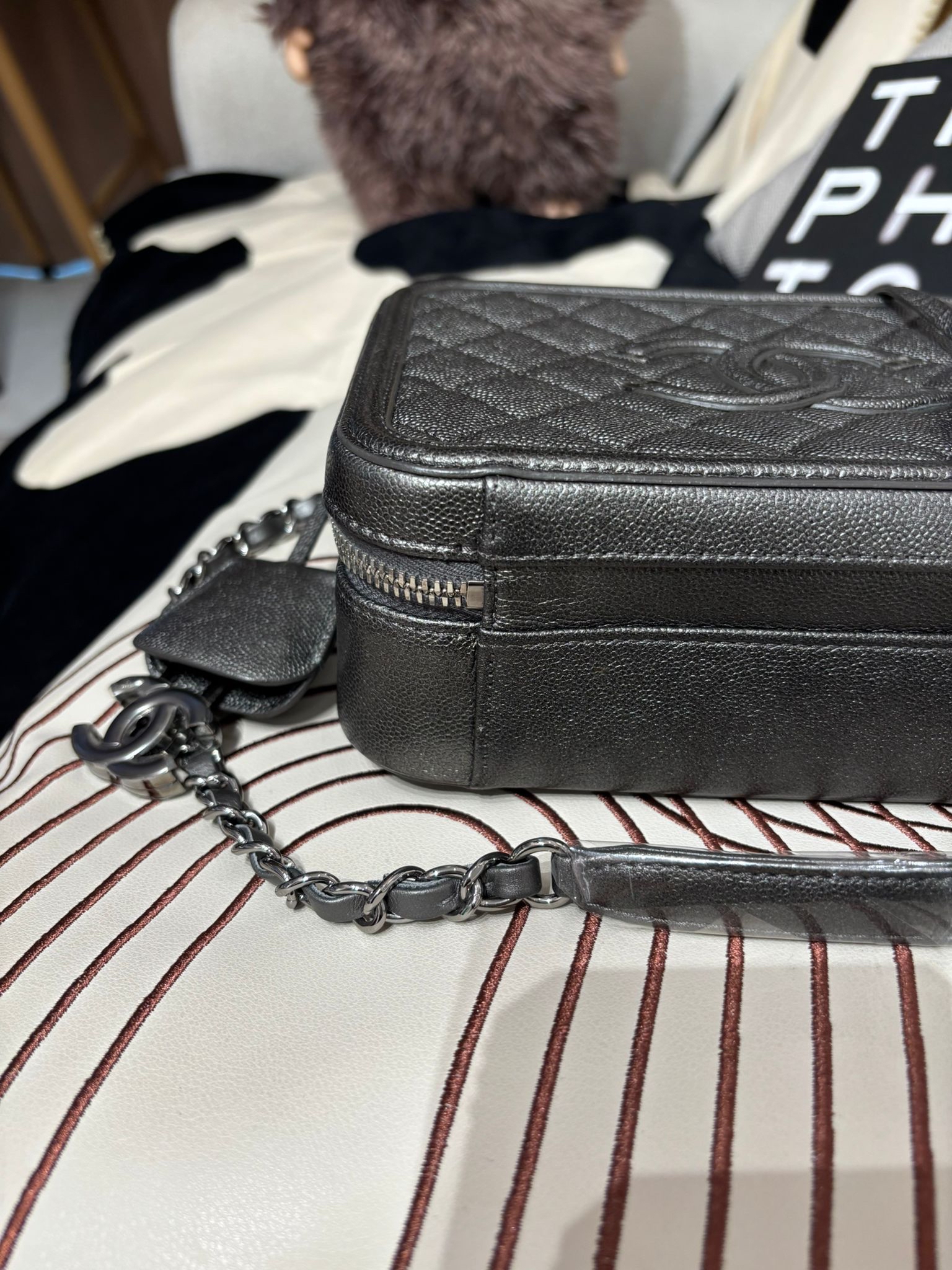 Chanel vanity cc filigree 21cm 銀灰色魚子醬牛皮 ,100%Authentic,98%new ✅26CARD✅dust bag ✅box 