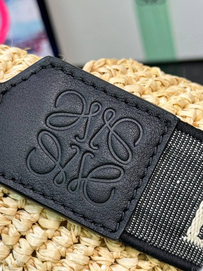 🎈𝙋𝙖𝙪𝙡𝙖 𝙞𝙗𝙞𝙯𝙖 迷你酒椰草编包𝙎𝙡𝙞𝙩🧺 ——【黑色拼色到货‼️】 面料：进口拉菲草/牛皮 尺寸：𝟑𝟎-𝟖-𝟑𝟎𝐜𝐦 编码：652405 （下单须知：由于天然纤维材料特别，带毛刺，日照时间长短不同，颜色略有变化，纯手工编织制作而成，每一只都独一无二，每个包的尺寸也有所不同‼️完美主义者慎入⚠️） 👉🏻此款草编包由纯进口拉菲草叶手工编织制作而成，搭配有一条可拆卸的刺绣宽肩带，可斜挎/肩背/手提等多样化背法❤️时尚清新，软塌不定性，慵懒又随性，夏日出行必备‼️