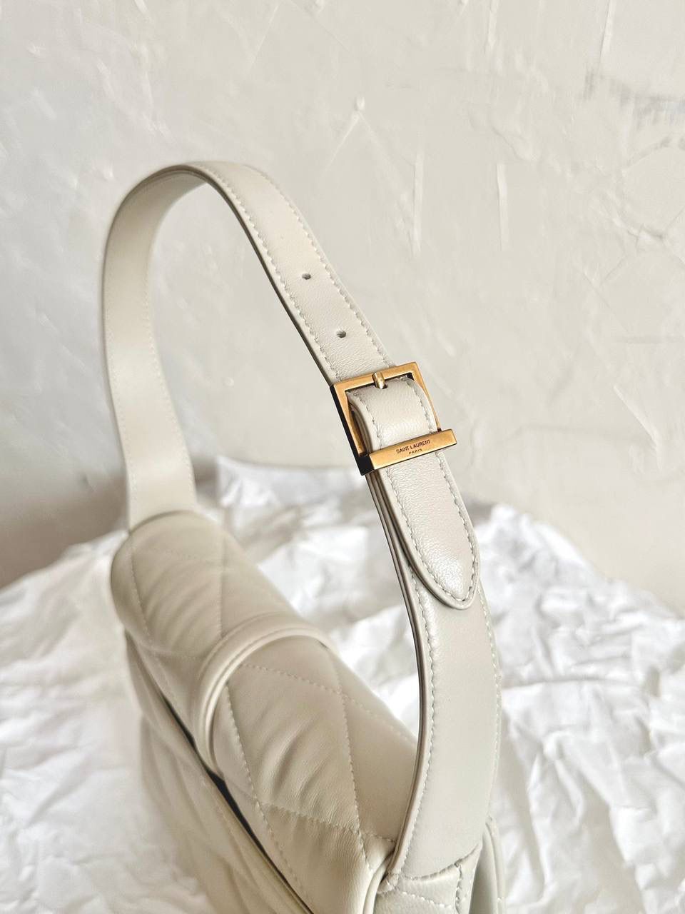 ys1 le57绗缝菱格羊皮腋下包白色🤍 这么多腋下包中最火之一！ 它优雅又复古，而且显得很有女人味 slp的设计师是懂女生的 小羊皮软软蓬蓬的，好像棉花糖 我真的很爱这种软乎乎手感的包儿 特别是冬天，摸着很治愈～ ZP开发➕原厂羊皮➕全铜五金⚠️ 爆款细节一定要正确❗️ 24×18×5.5cm691450m