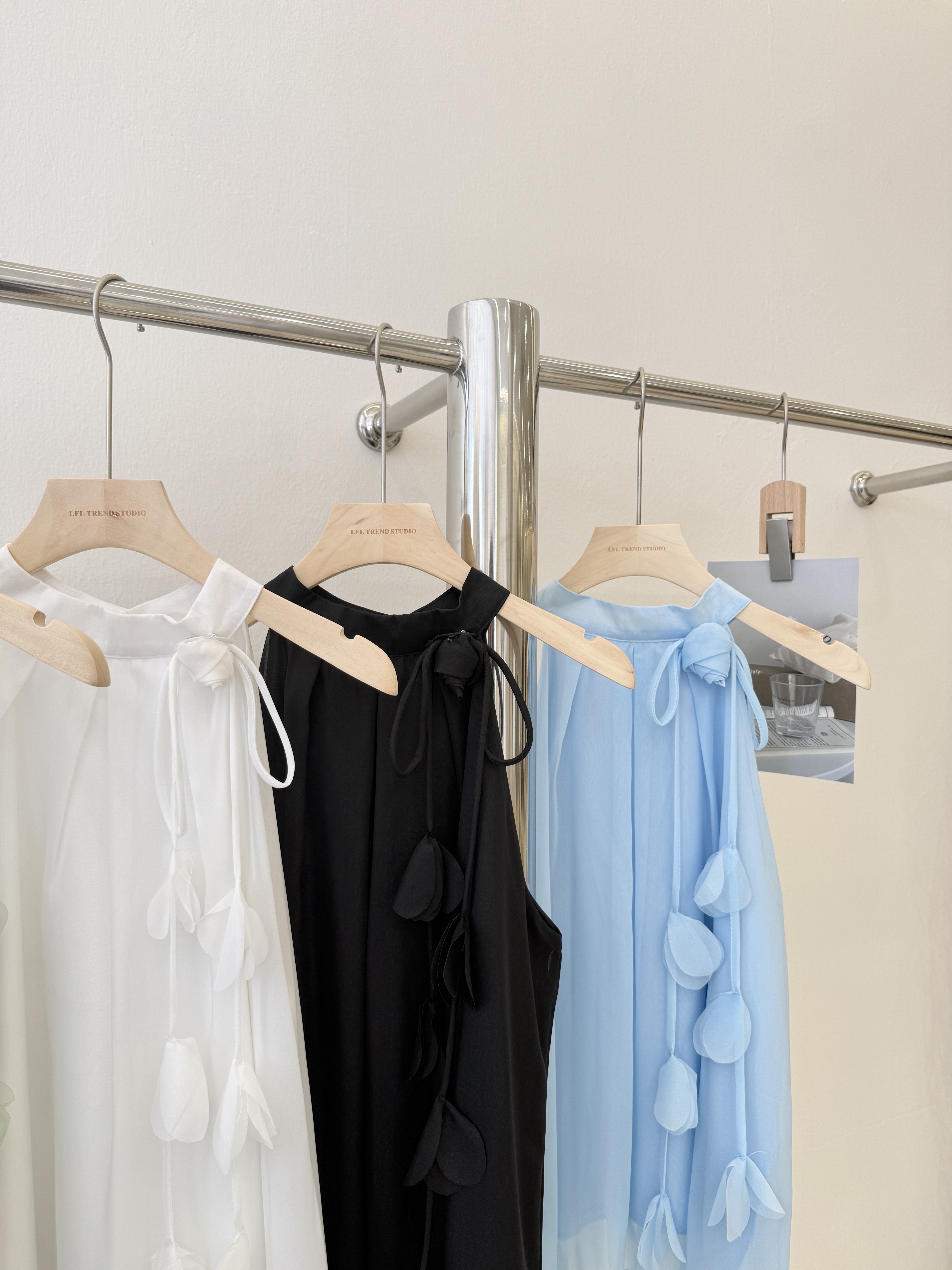 6926 立体花朵飘带挂脖雪纺衫