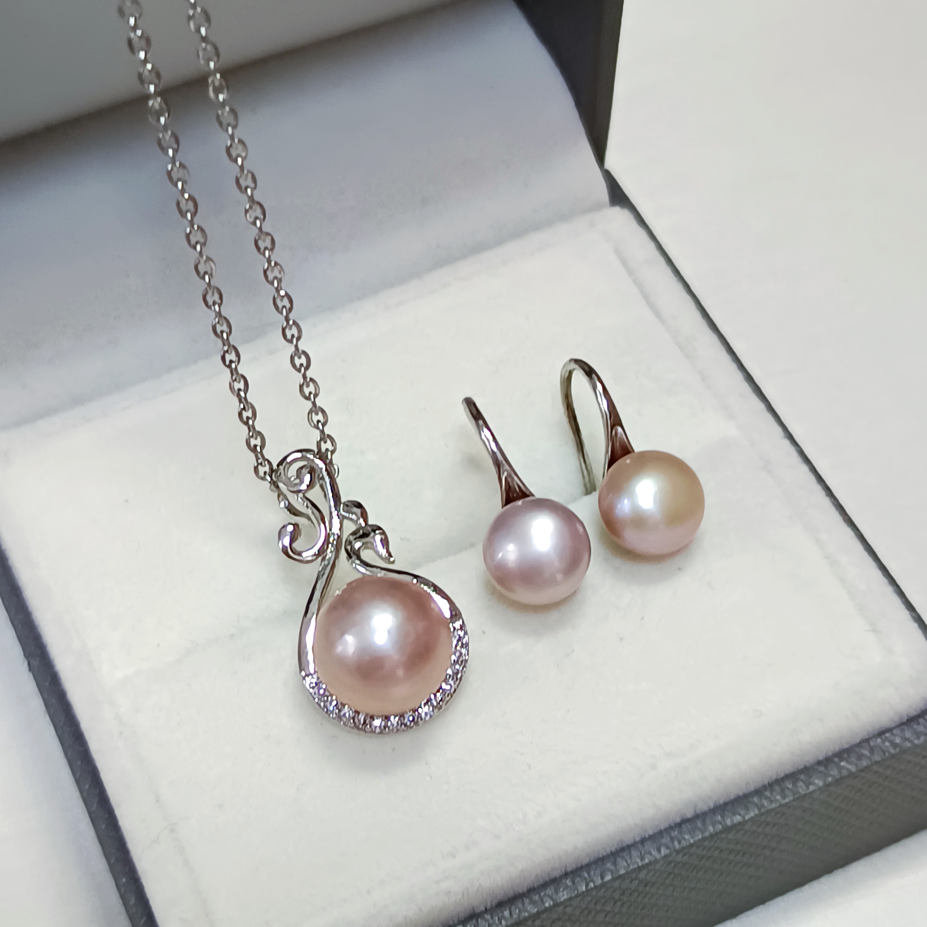 ✨特惠產品✨正圓強光淡水愛迪生淺粉紫珍珠+饅頭珠珍珠銀針耳勾，注白金吊墜套裝