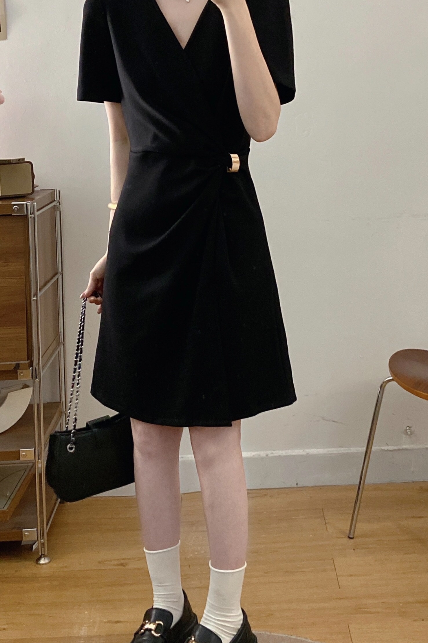 B14(1960短) 短款法式交叉领腰扭结金圈扣下摆开角黑连身裙